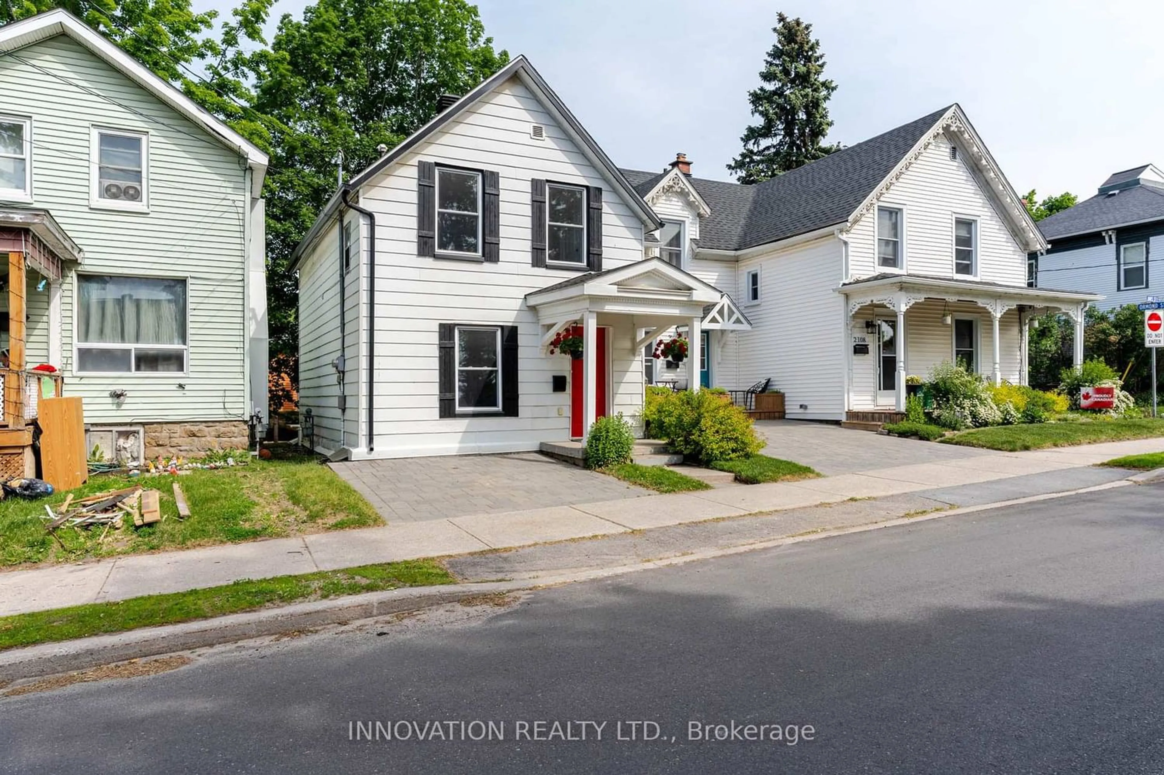 A pic from outside/outdoor area/front of a property/back of a property/a pic from drone, street for 106 James St, Brockville Ontario K6V 1K8