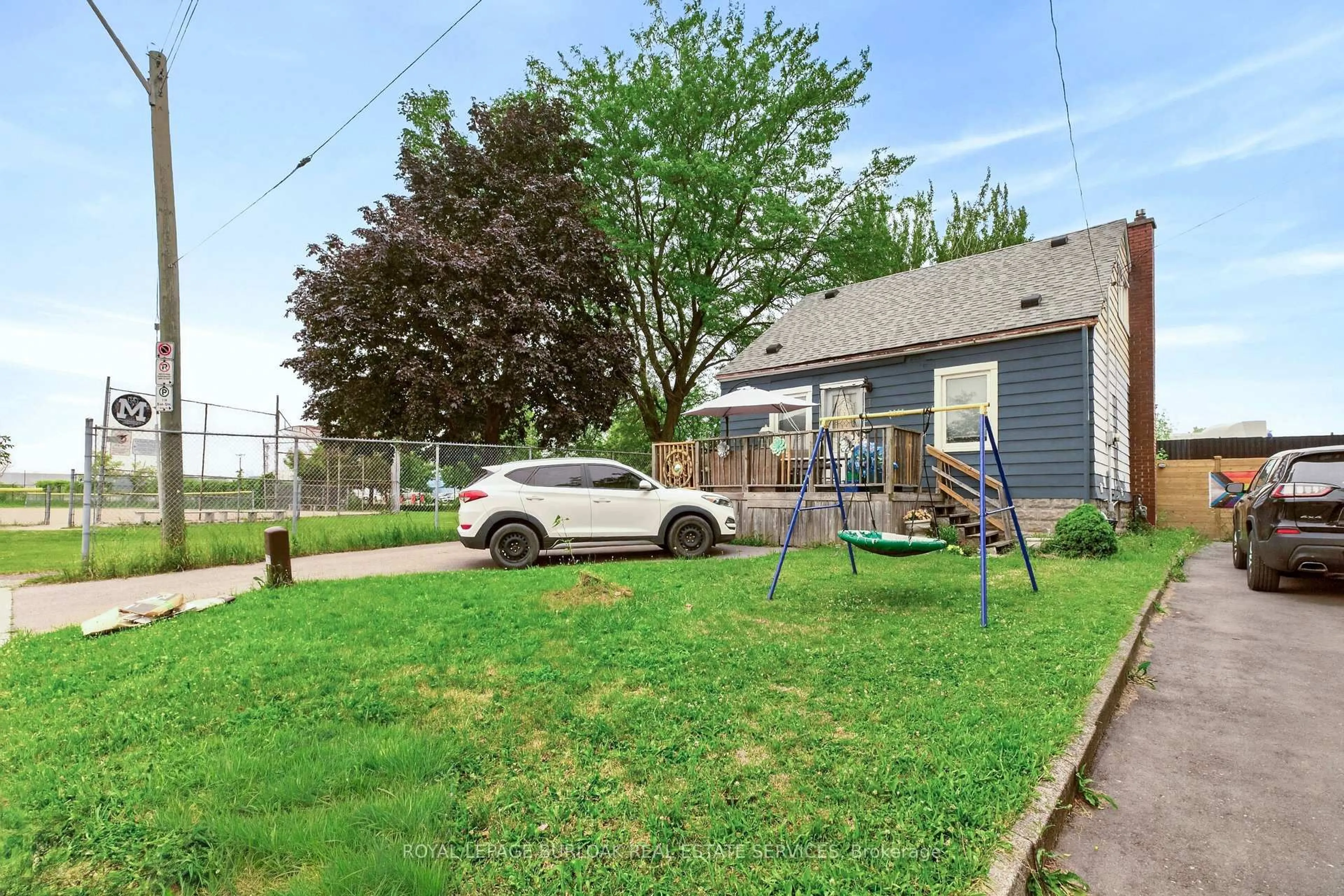 A pic from outside/outdoor area/front of a property/back of a property/a pic from drone, street for 1 Mahony Ave, Hamilton Ontario L8H 3C3