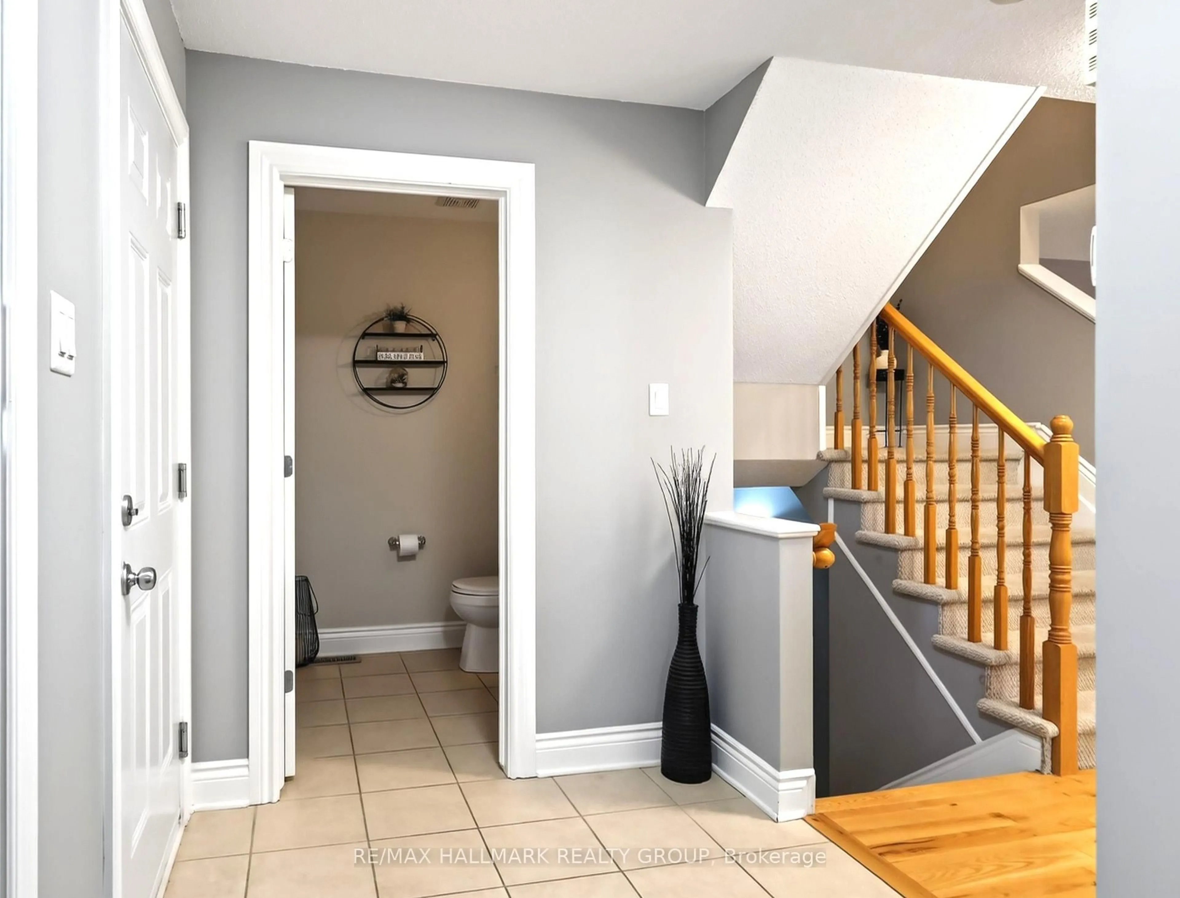 Indoor entryway for 105 Nathalie St, Clarence-Rockland Ontario K4K 0J3
