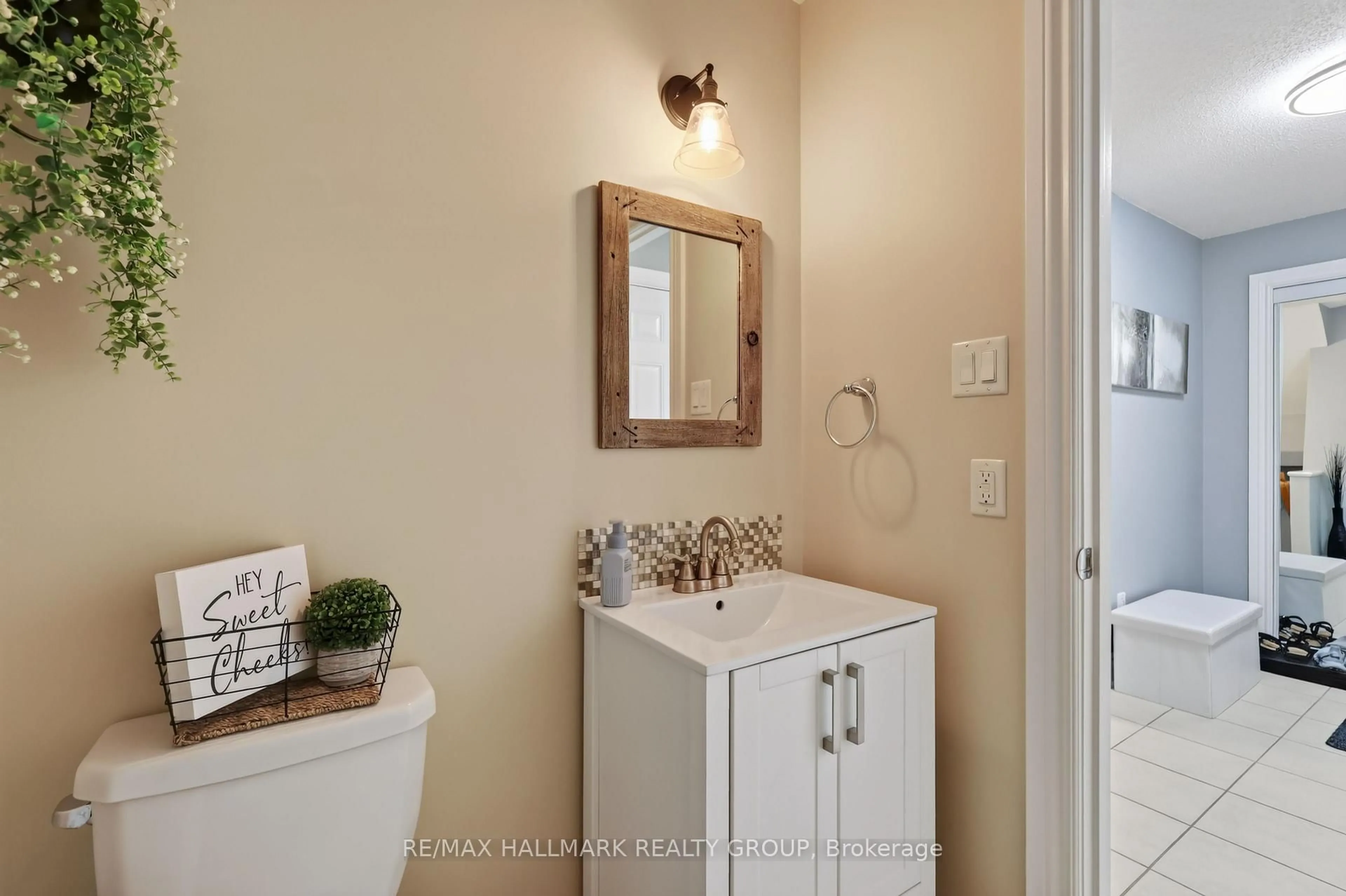 Standard bathroom, ceramic/tile floor for 105 Nathalie St, Clarence-Rockland Ontario K4K 0J3