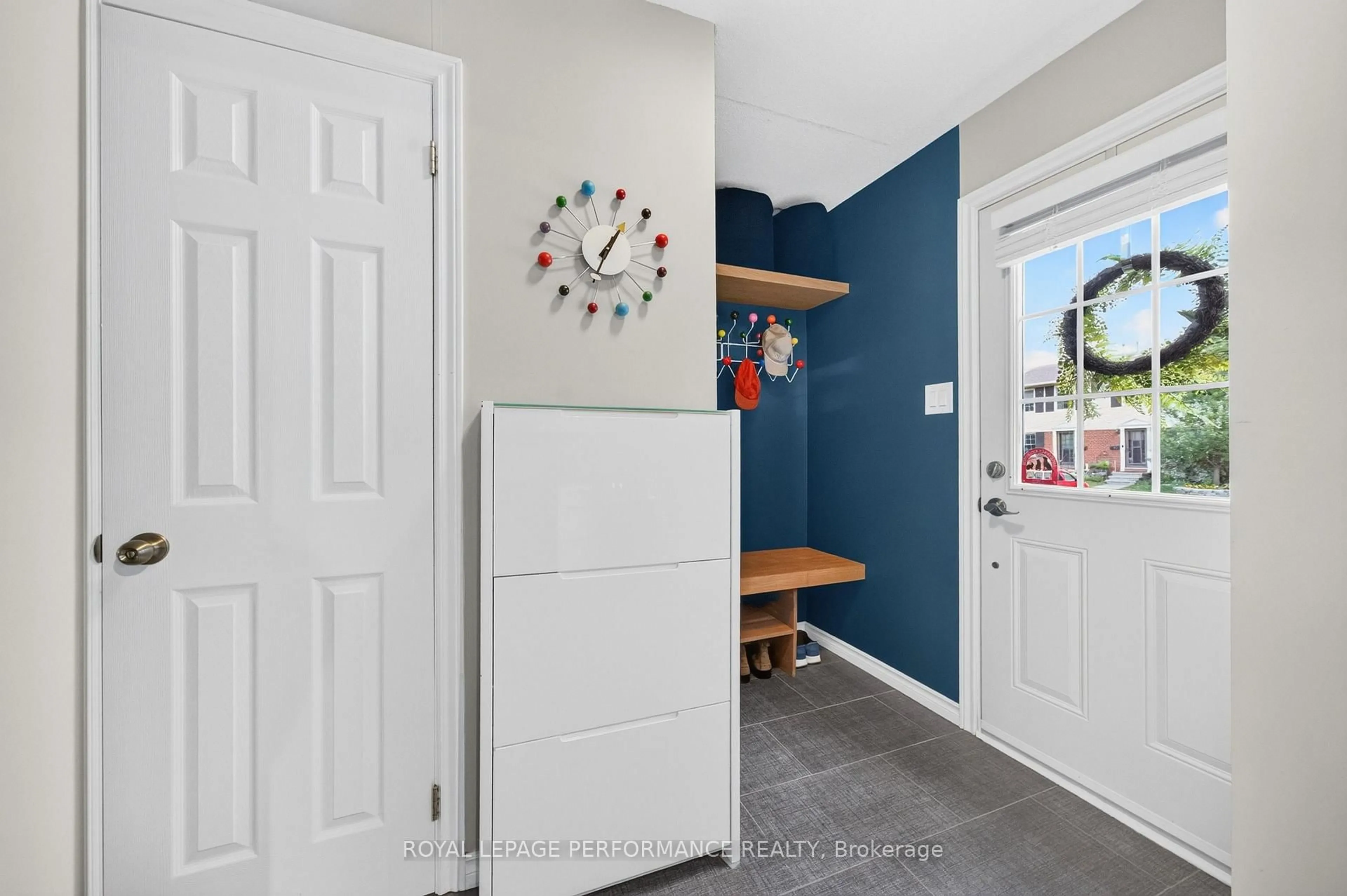 Indoor entryway for 1160 Shillington Ave #16, Ottawa Ontario K1Z 7Z4