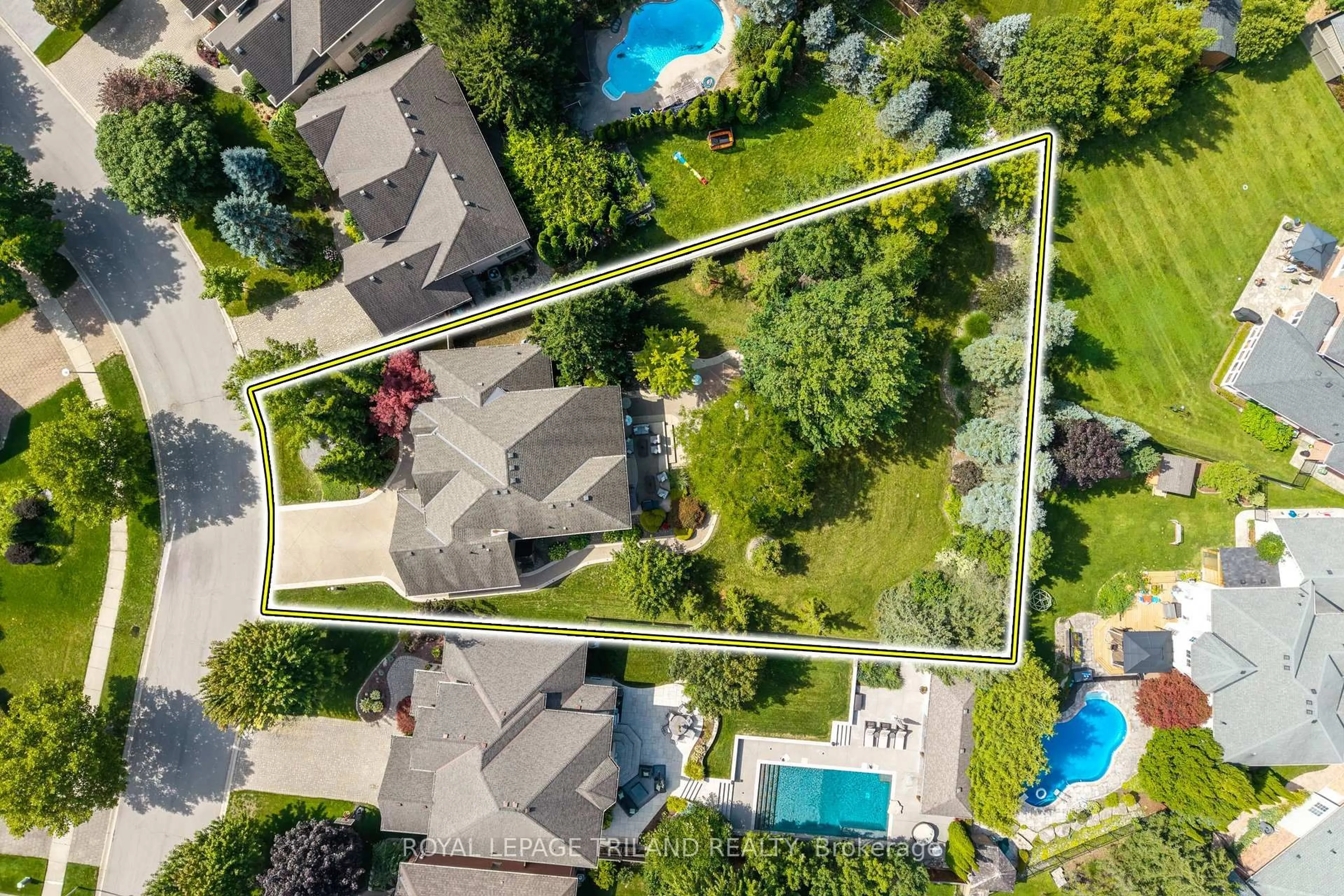 A pic from outside/outdoor area/front of a property/back of a property/a pic from drone, street for 1833 Standfield Rd, London North Ontario N6G 5G1