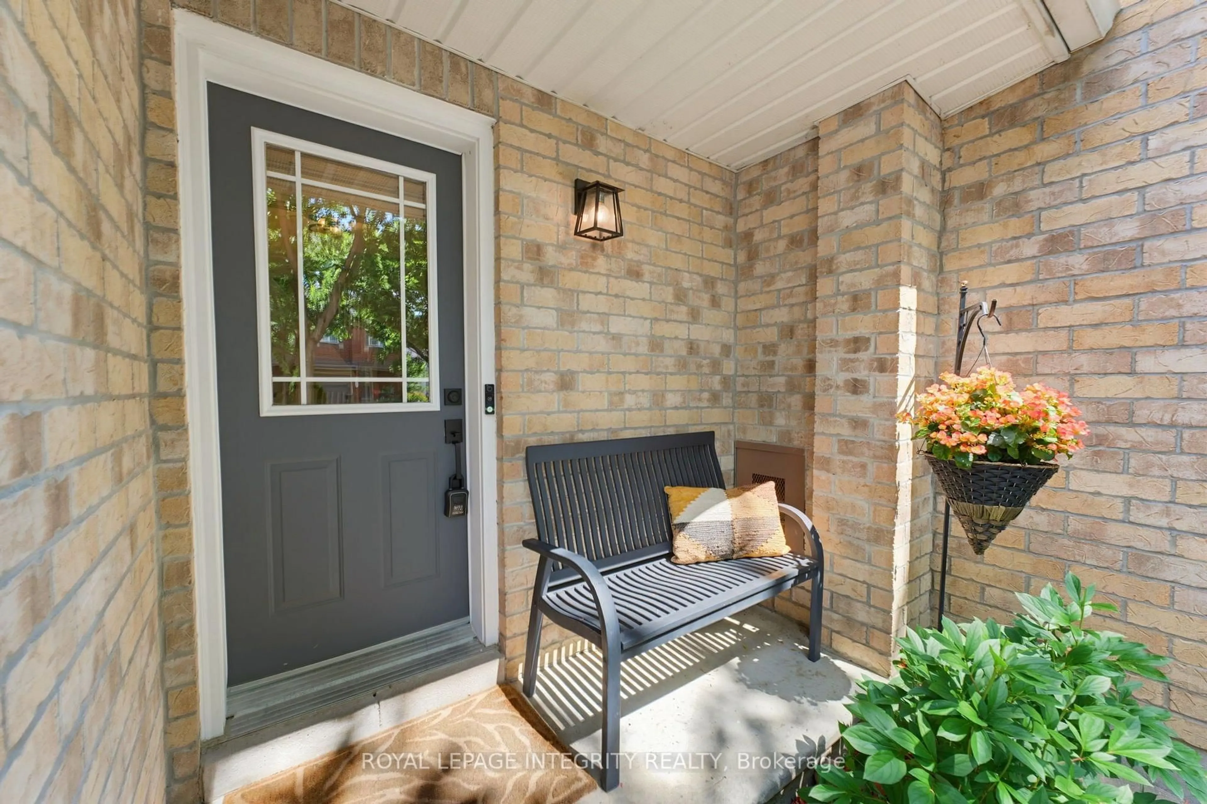 Indoor entryway for 515 Woodchase St, Ottawa Ontario K2W 1J2