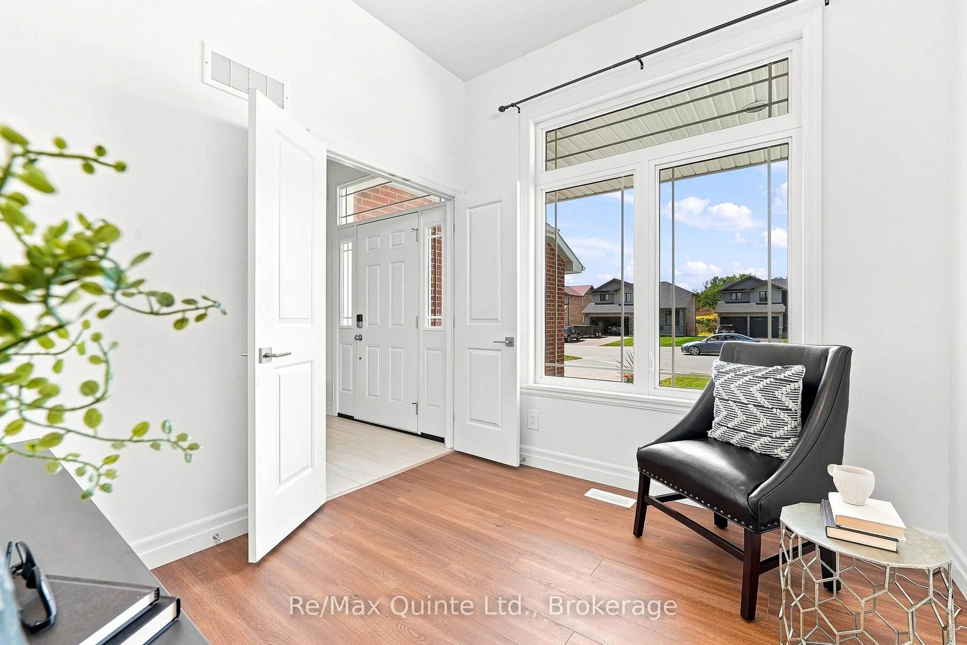 Indoor entryway for 54 Lanark Dr, Belleville Ontario K8N 0G7