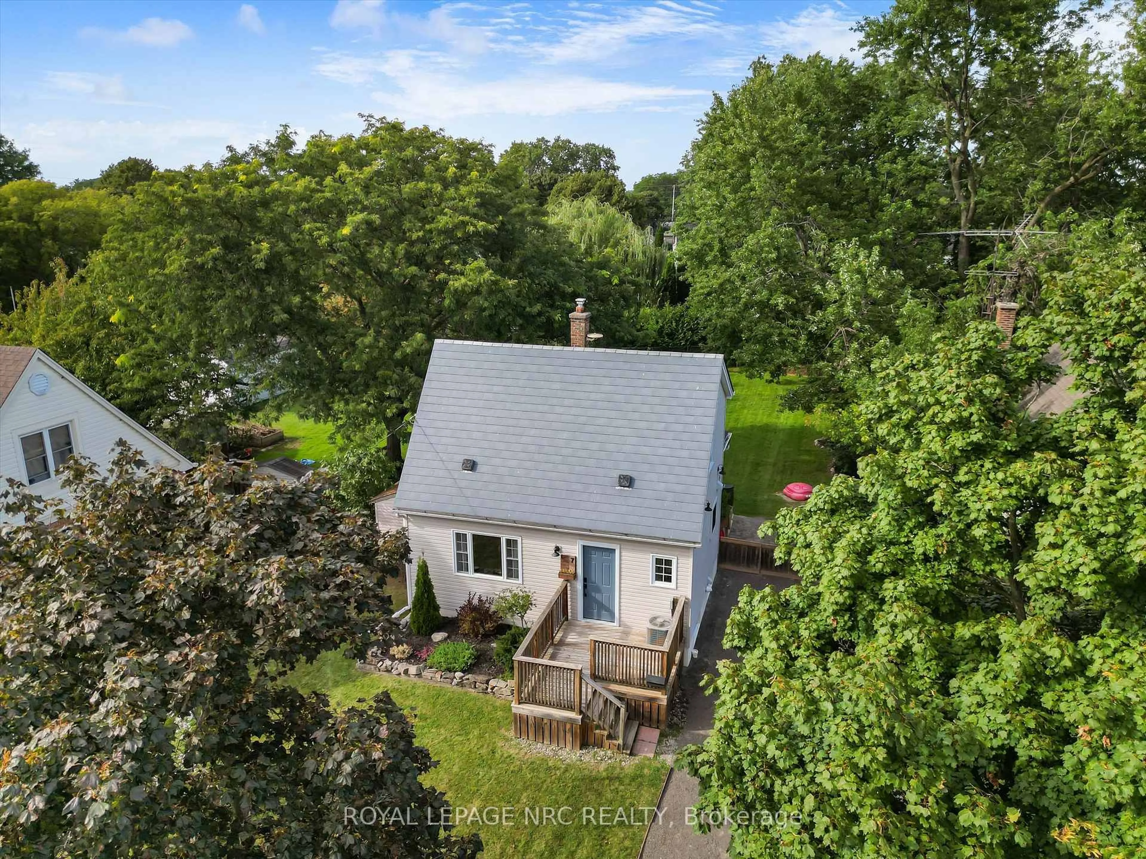 A pic from outside/outdoor area/front of a property/back of a property/a pic from drone, unknown for 7 Vivian Ave, St. Catharines Ontario L2M 5X8