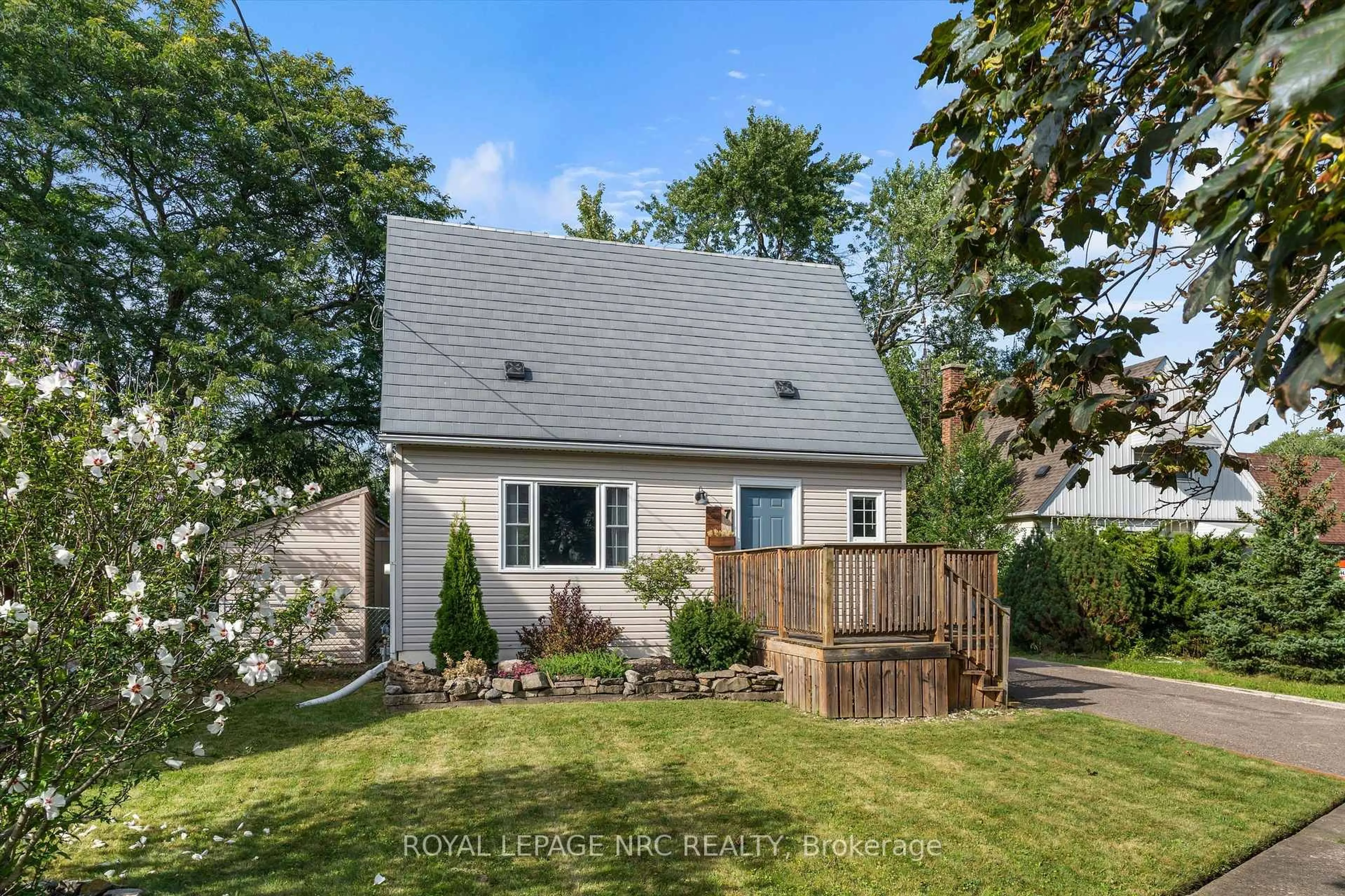 Home with vinyl exterior material, street for 7 Vivian Ave, St. Catharines Ontario L2M 5X8