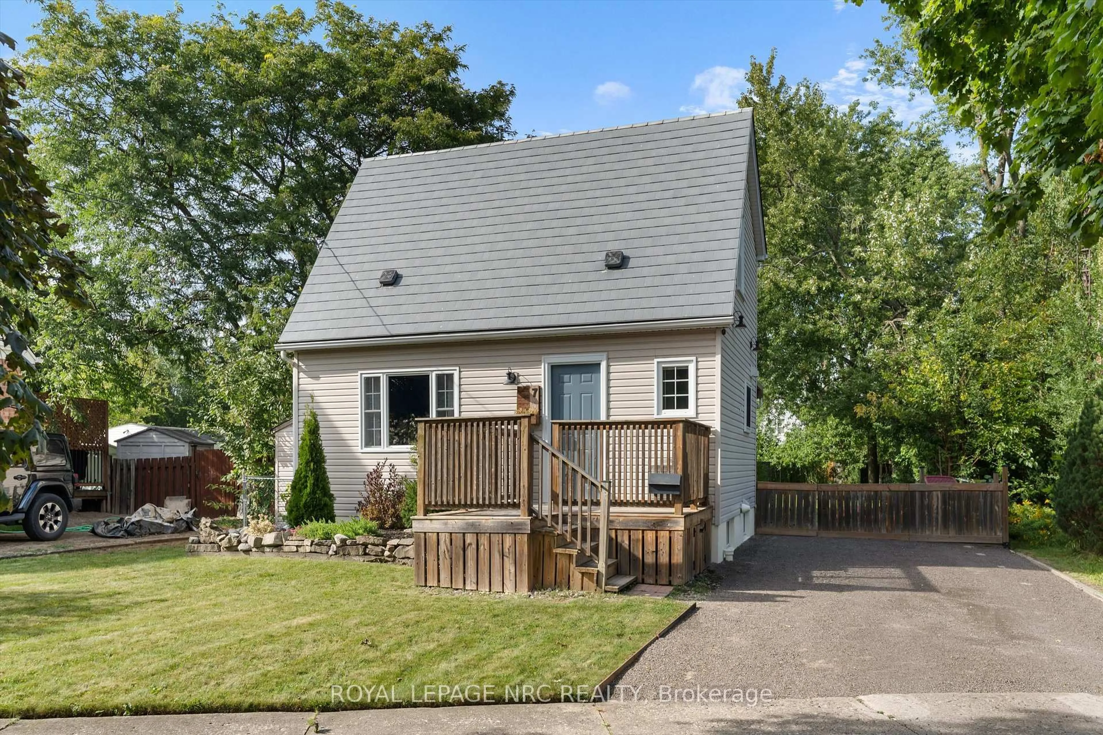 Home with vinyl exterior material, street for 7 Vivian Ave, St. Catharines Ontario L2M 5X8