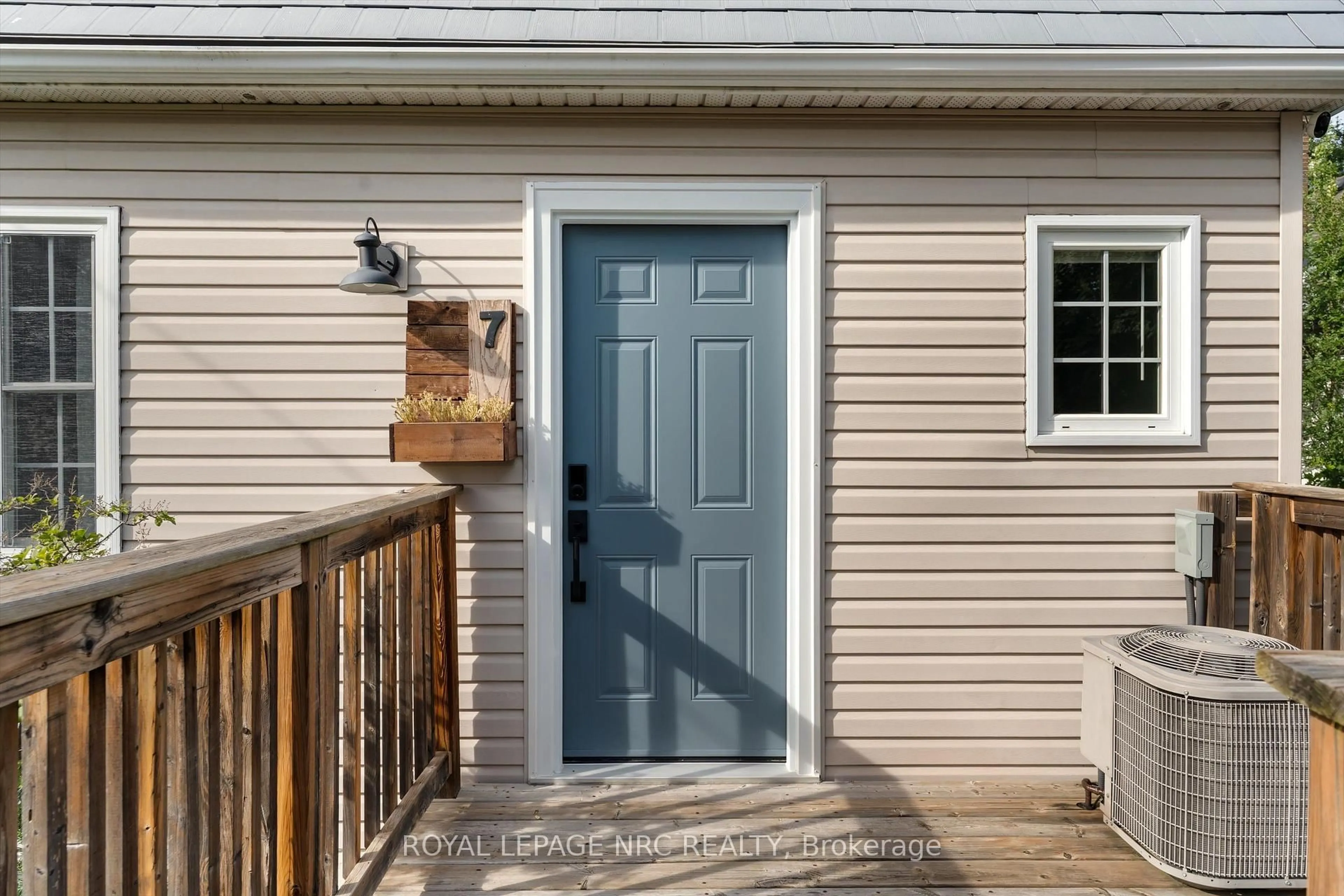 Home with vinyl exterior material, street for 7 Vivian Ave, St. Catharines Ontario L2M 5X8