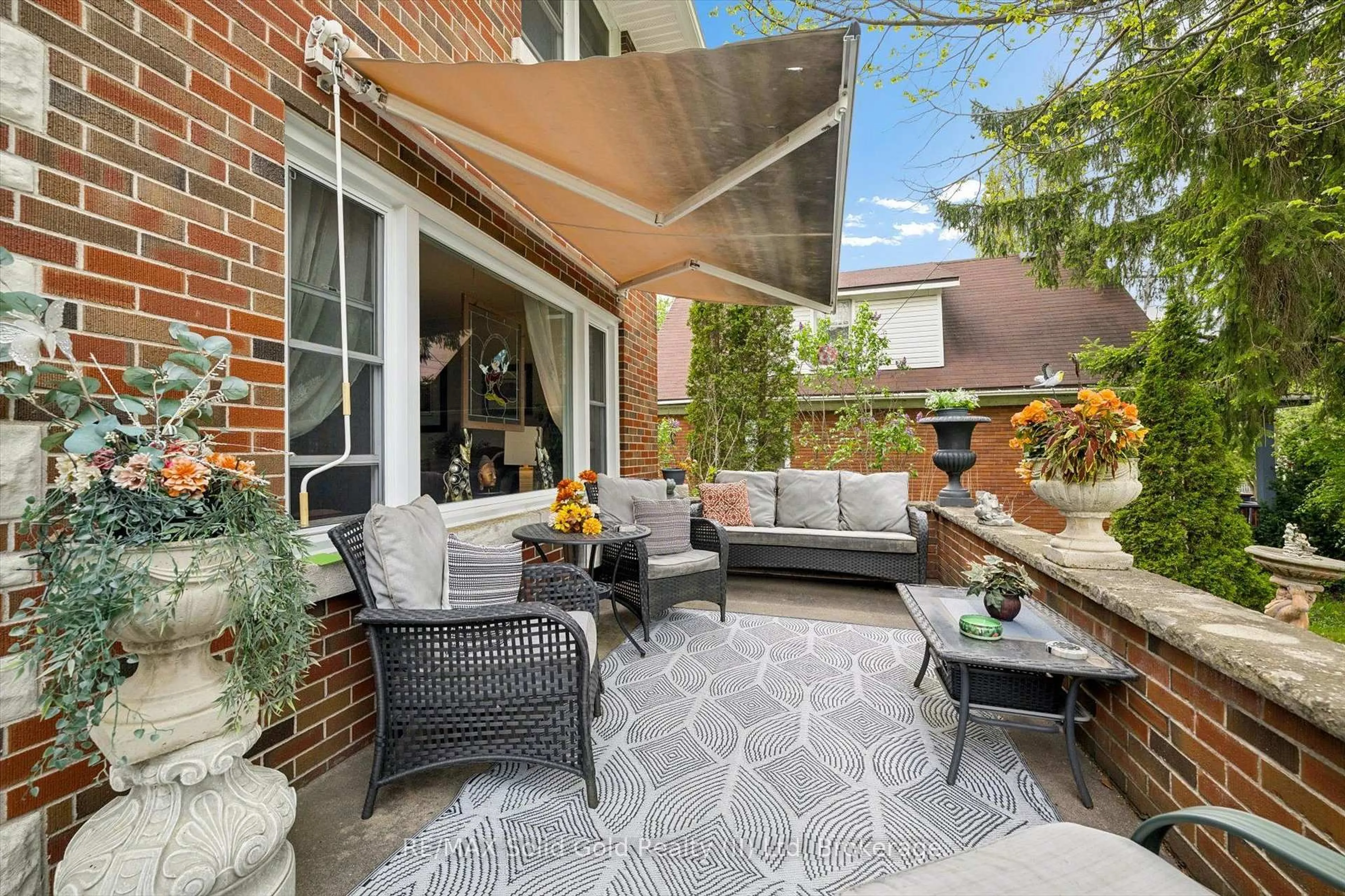 Patio, street for 786 Stirling Ave, Kitchener Ontario N2M 3K3