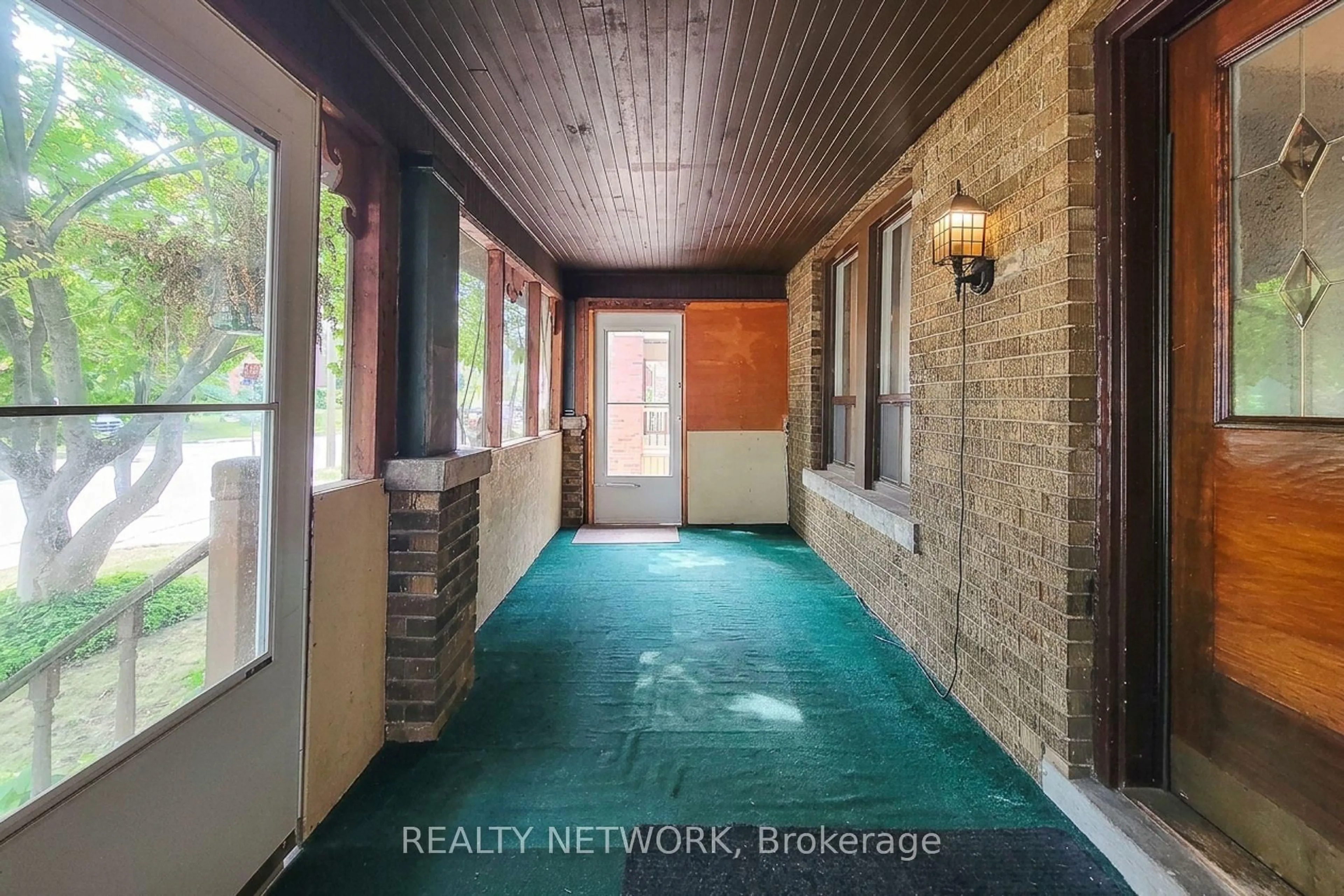 Indoor entryway for 12 Leinster Ave, Hamilton Ontario L8M 3A1