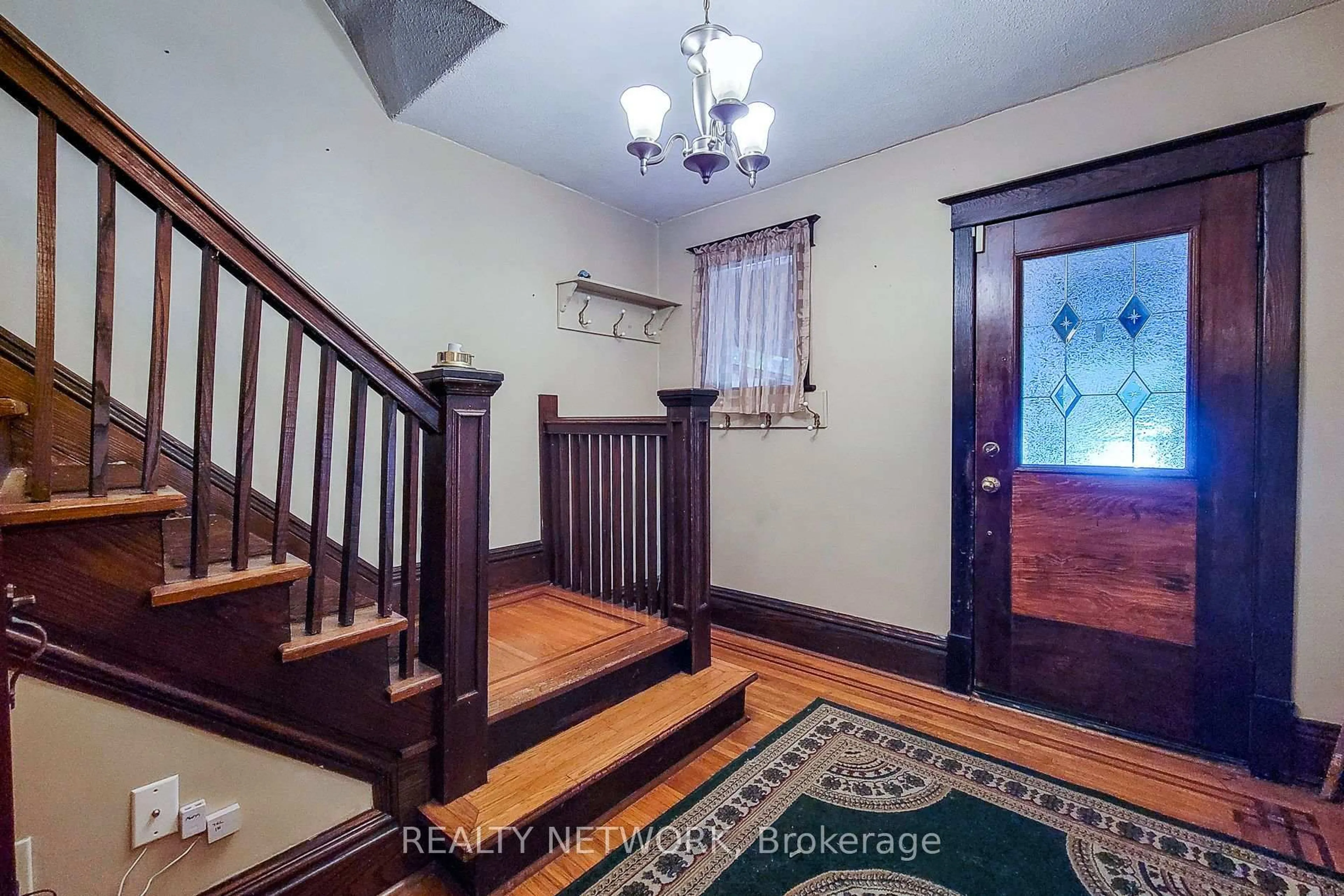 Indoor foyer for 12 Leinster Ave, Hamilton Ontario L8M 3A1