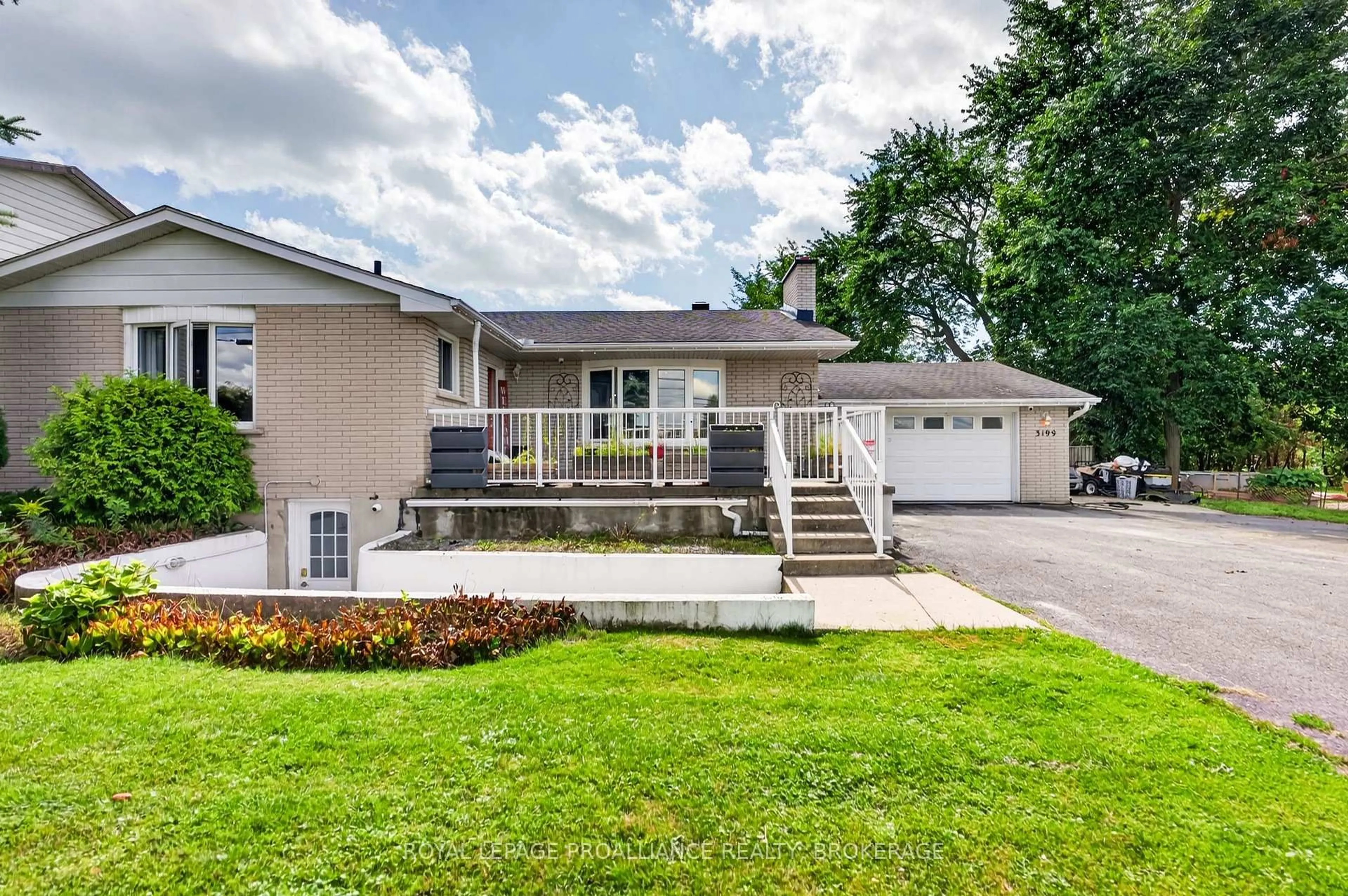 Home with vinyl exterior material, street for 3199 Princess St, Kingston Ontario K7P 0T9