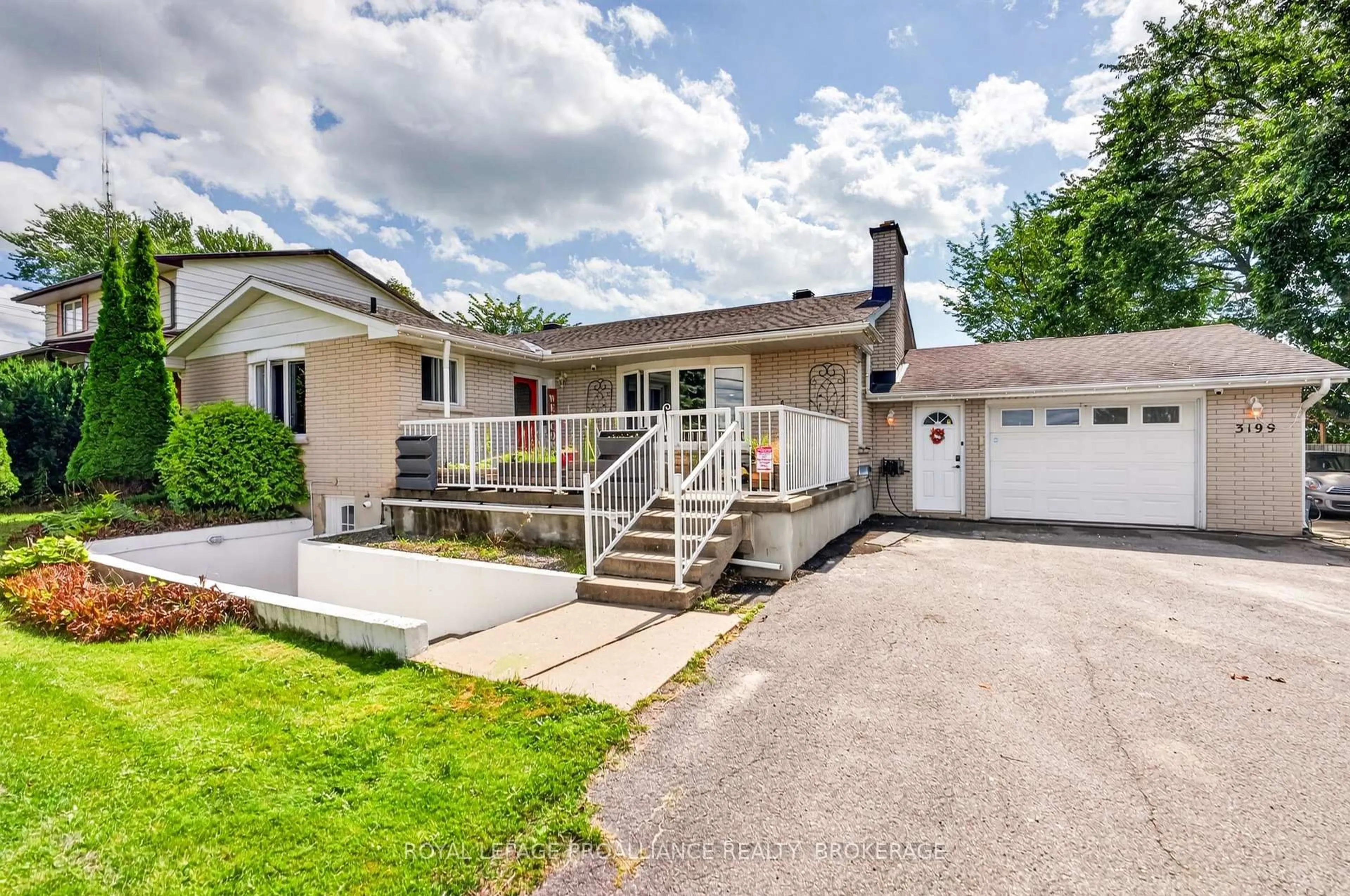 Home with vinyl exterior material, street for 3199 Princess St, Kingston Ontario K7P 0T9