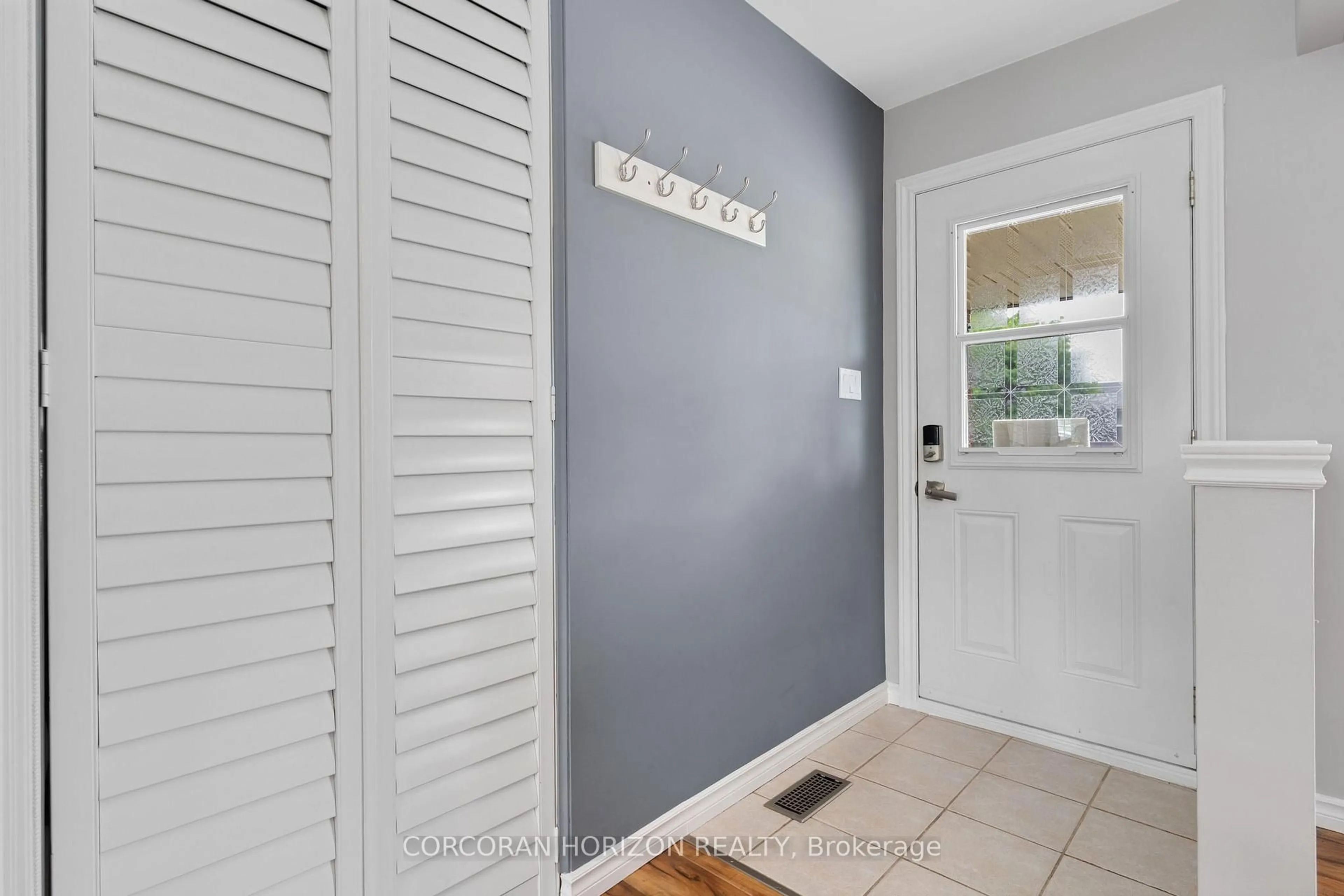 Indoor entryway for 744 Birchwood Ave, Cambridge Ontario N3H 2V5