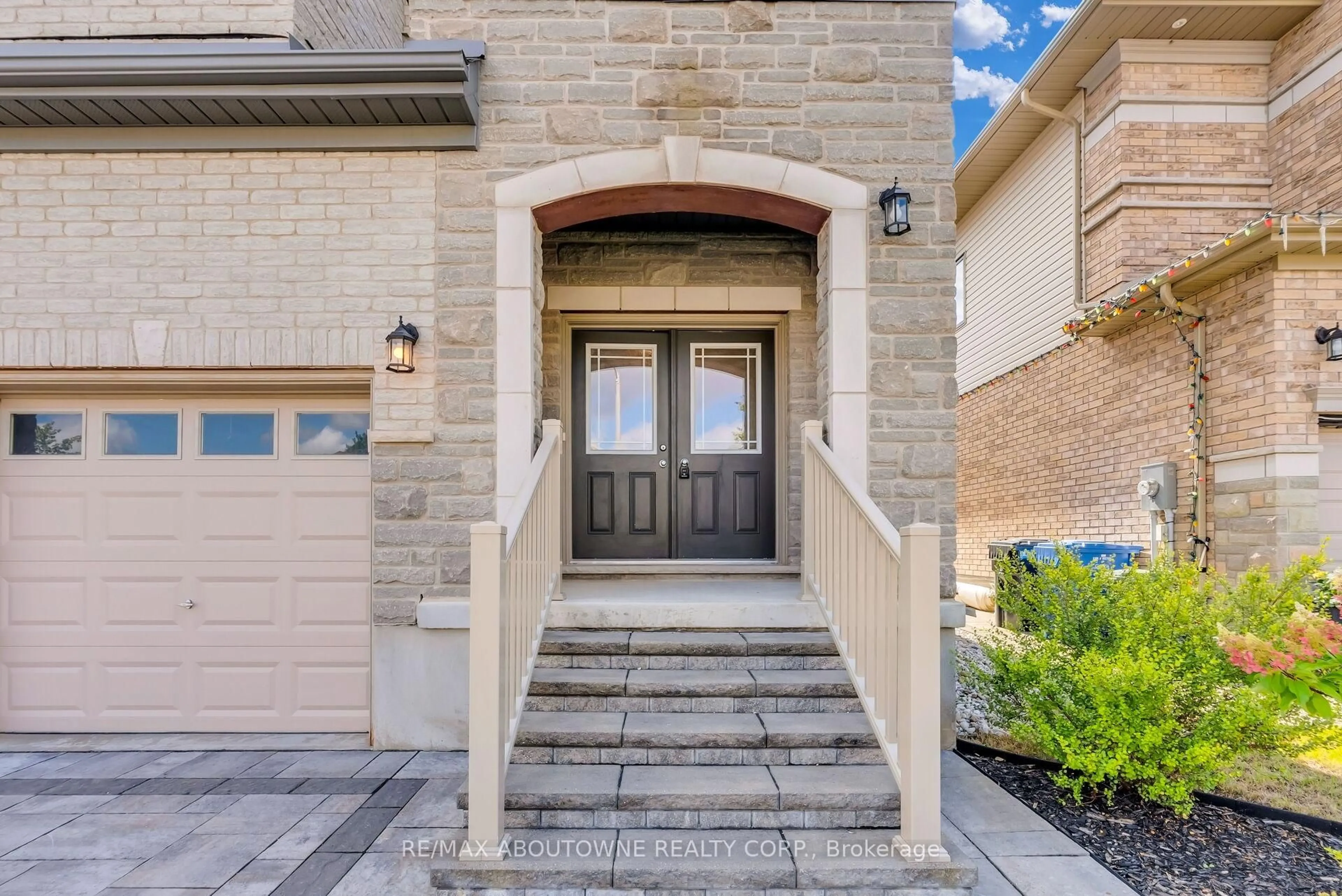 Indoor entryway for 94 Ambrous Cres, Guelph Ontario N1G 0E4