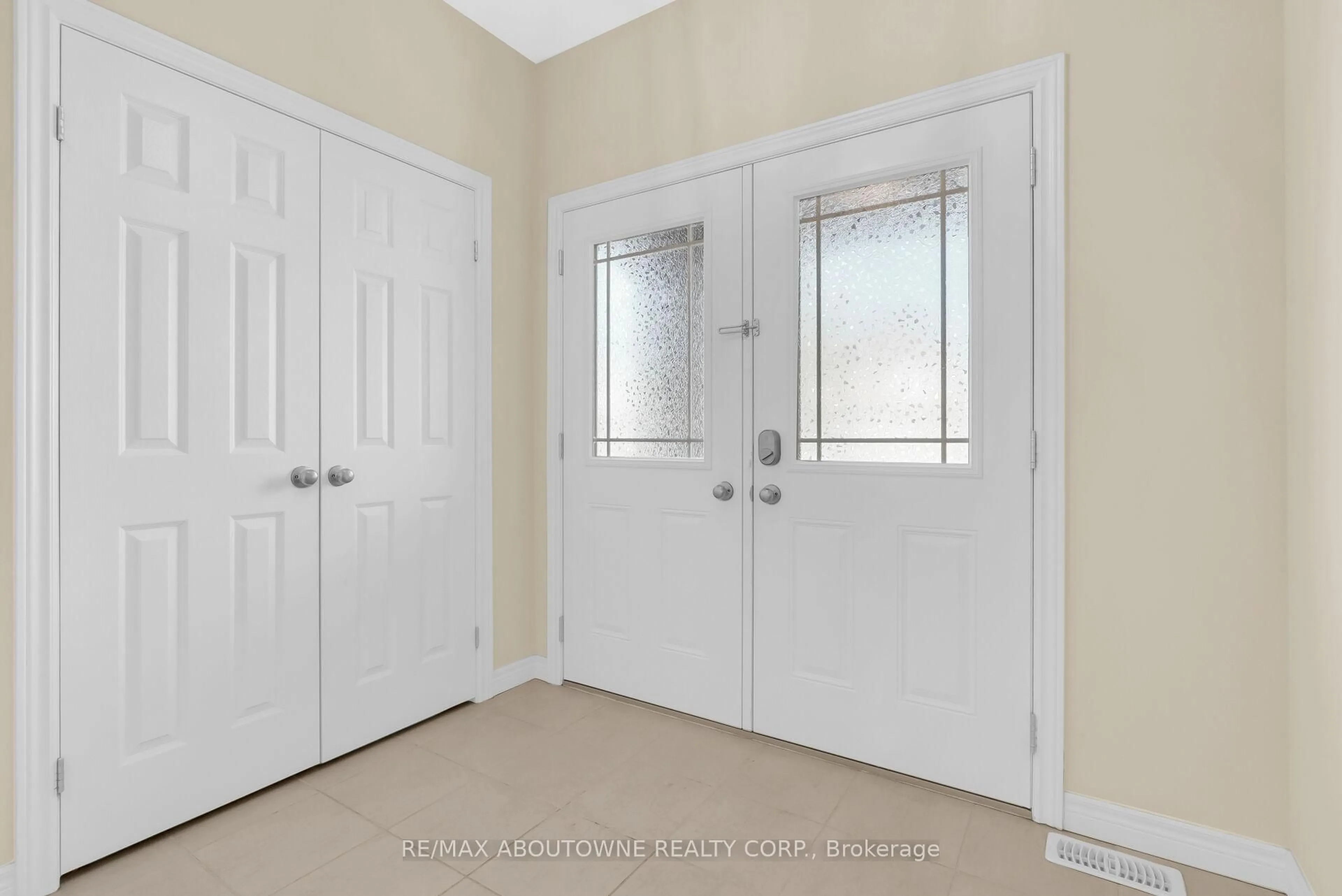 Indoor entryway for 94 Ambrous Cres, Guelph Ontario N1G 0E4