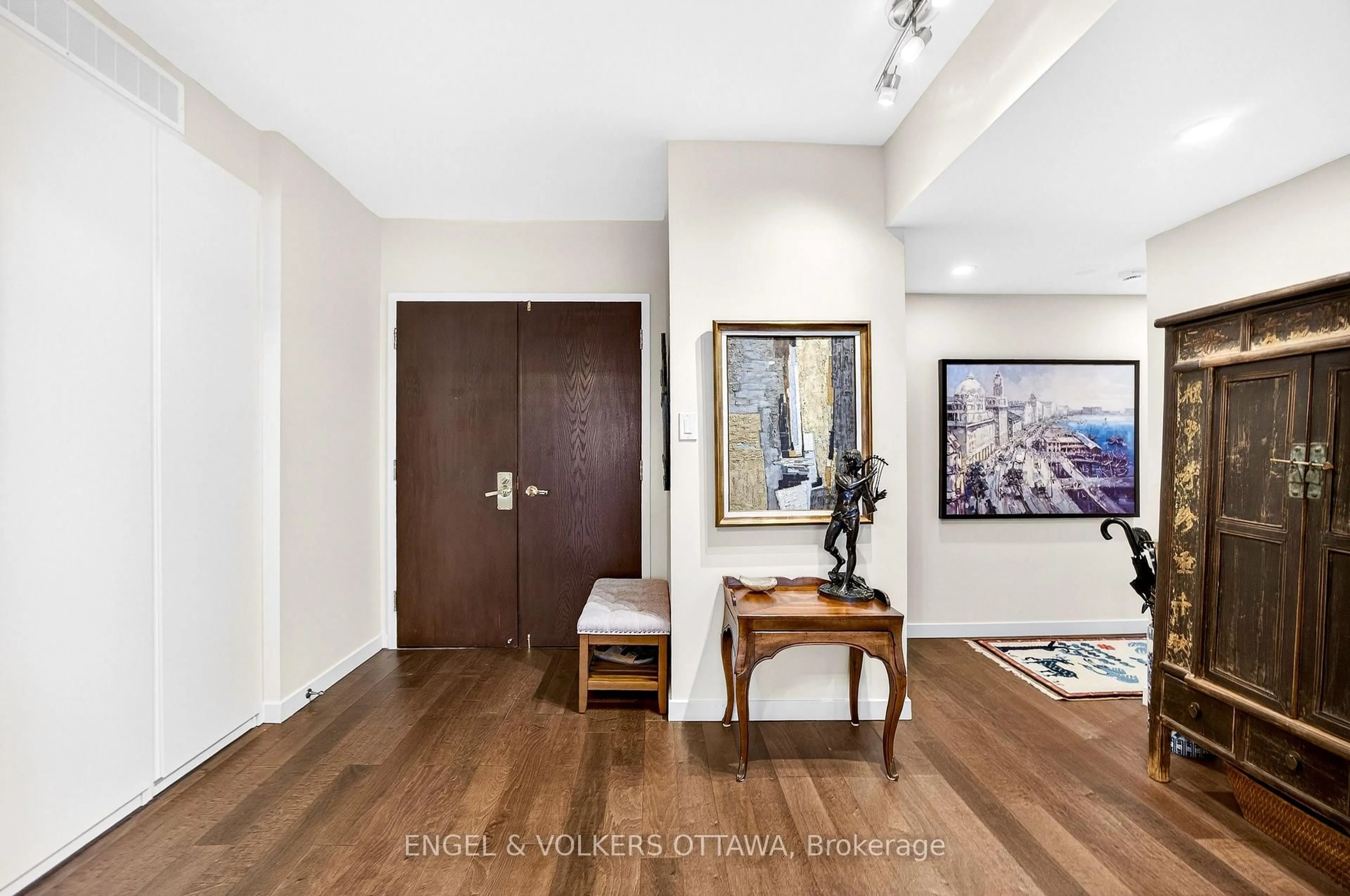 Indoor entryway for 160 George St #2404, Ottawa Ontario K1N 9M2