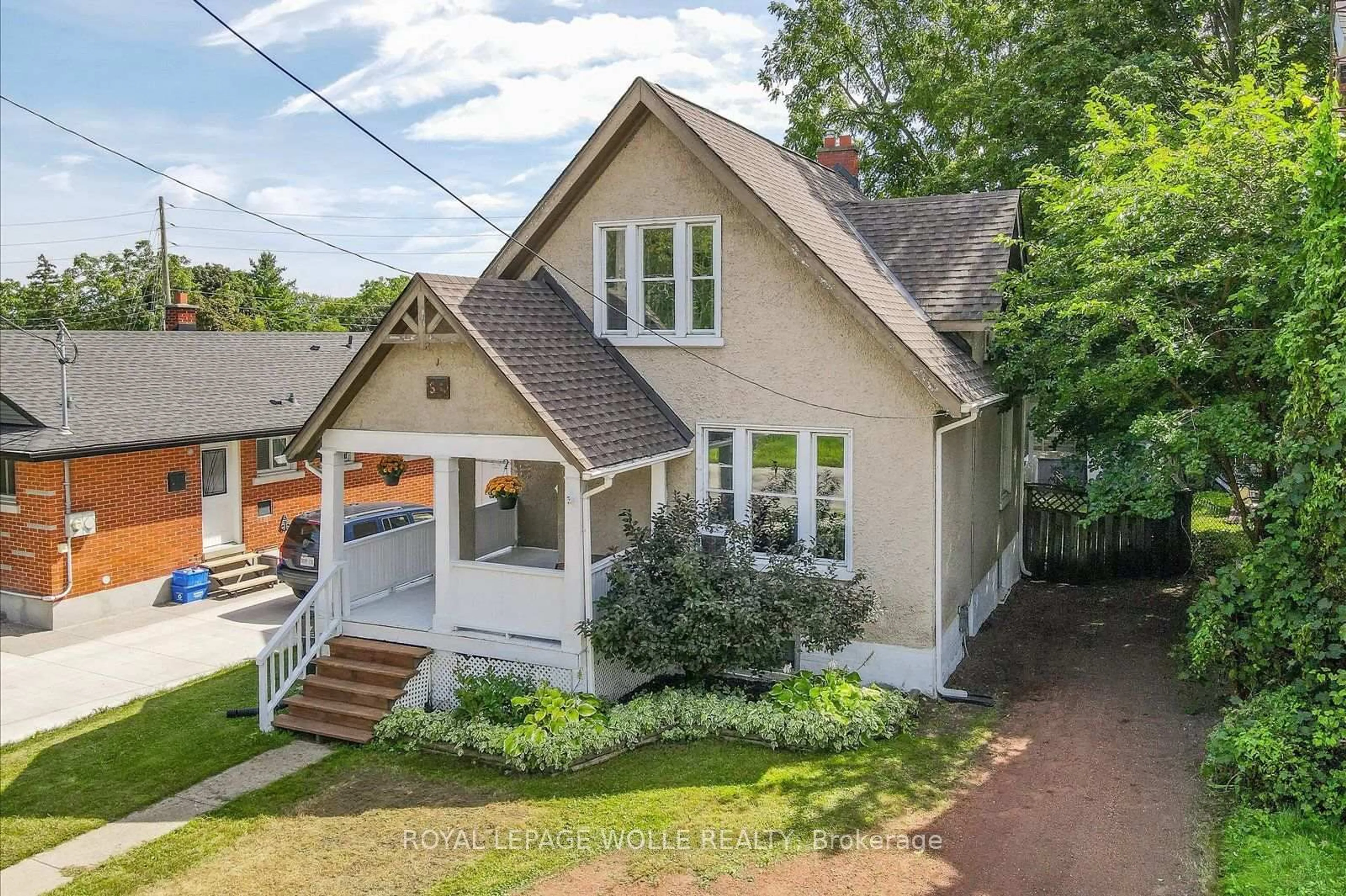 A pic from outside/outdoor area/front of a property/back of a property/a pic from drone, street for 99 Cedar St, Cambridge Ontario N1S 1V7