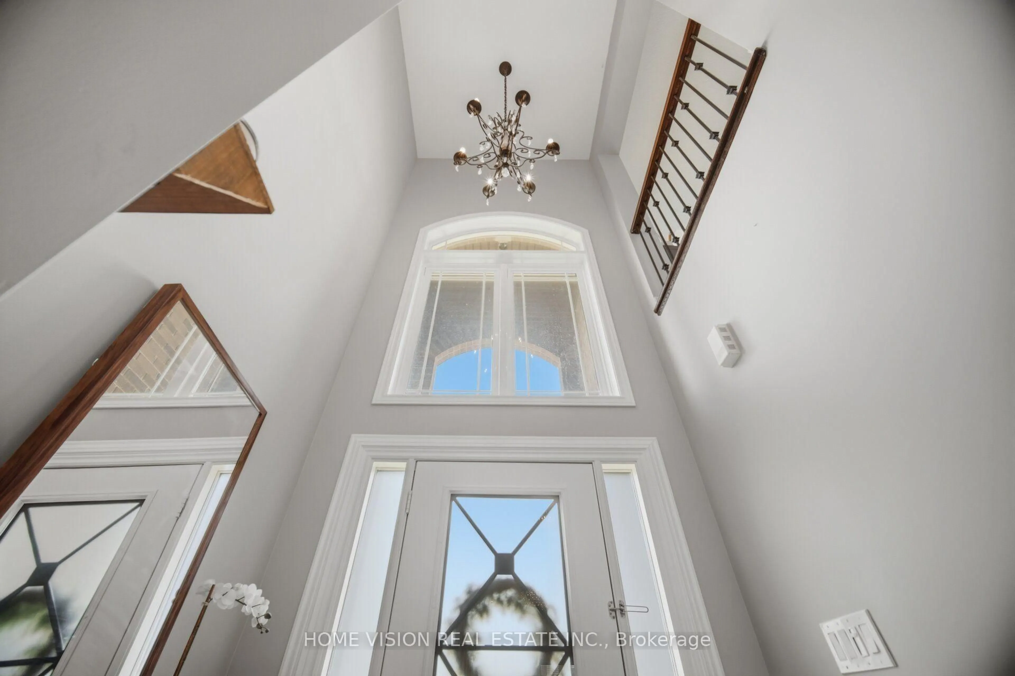 Indoor foyer for 8 Colorado Blvd, Hamilton Ontario L0R 1P0