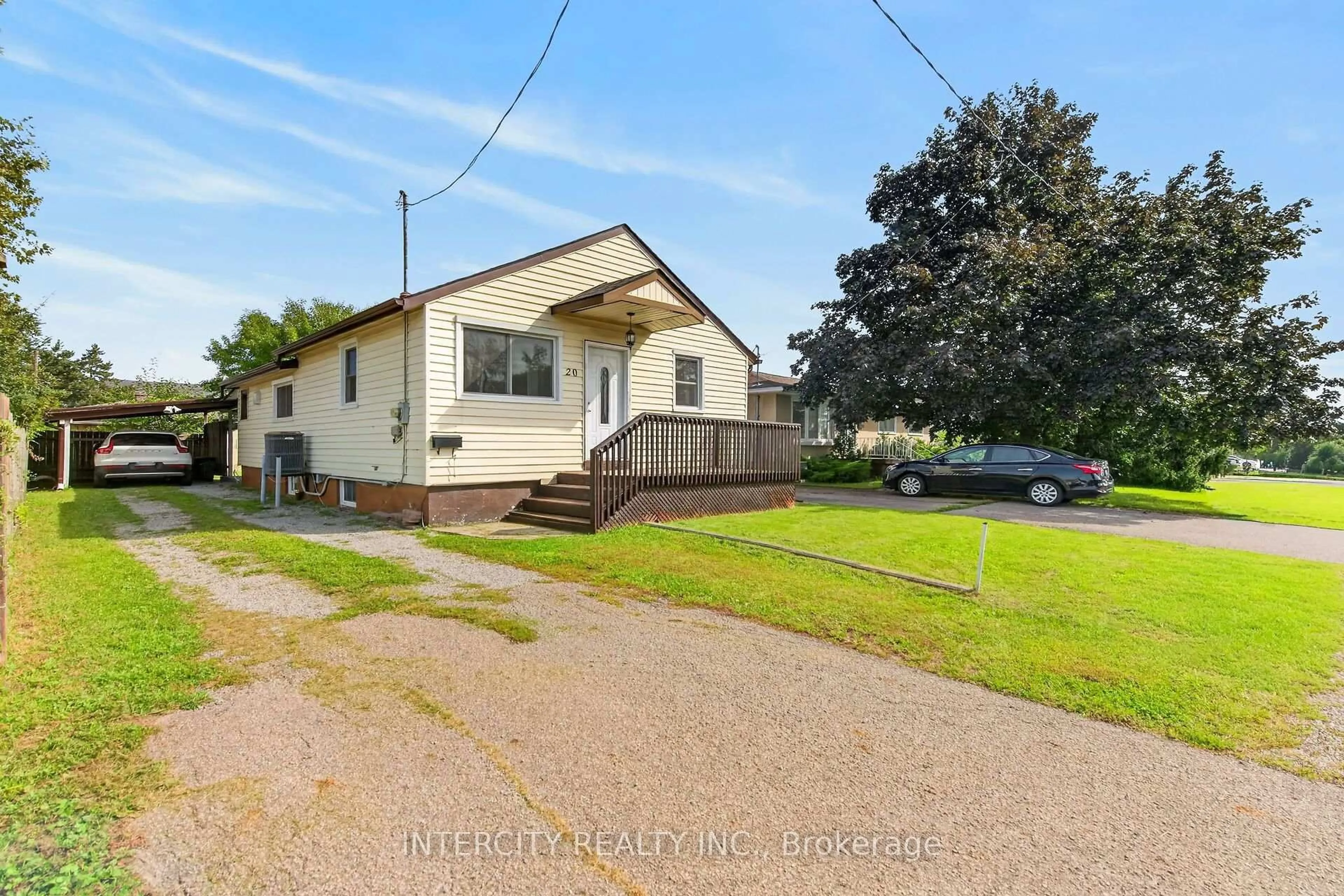 A pic from outside/outdoor area/front of a property/back of a property/a pic from drone, street for 20 Kent St, St. Catharines Ontario L2S 1H2