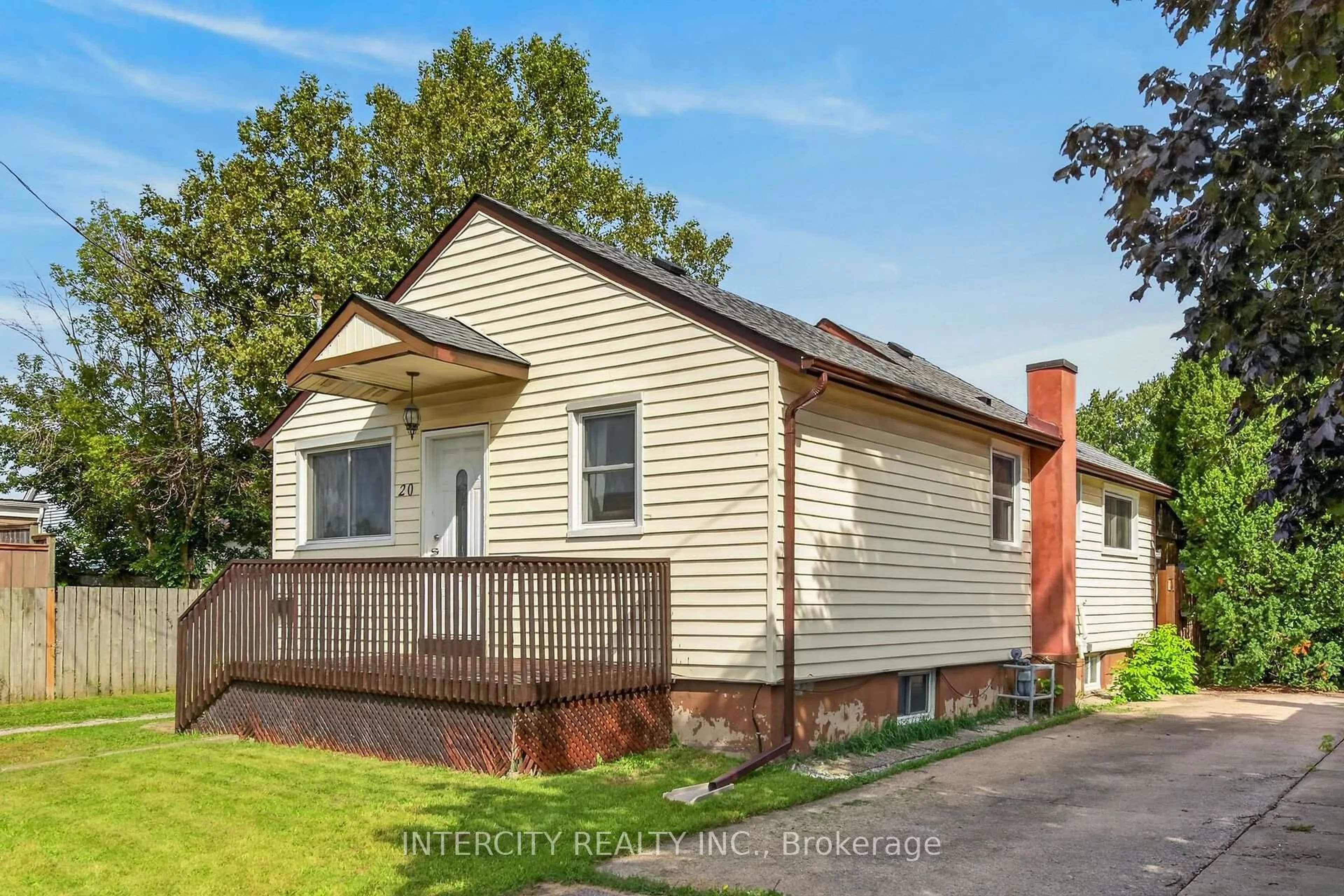 Home with vinyl exterior material, street for 20 Kent St, St. Catharines Ontario L2S 1H2