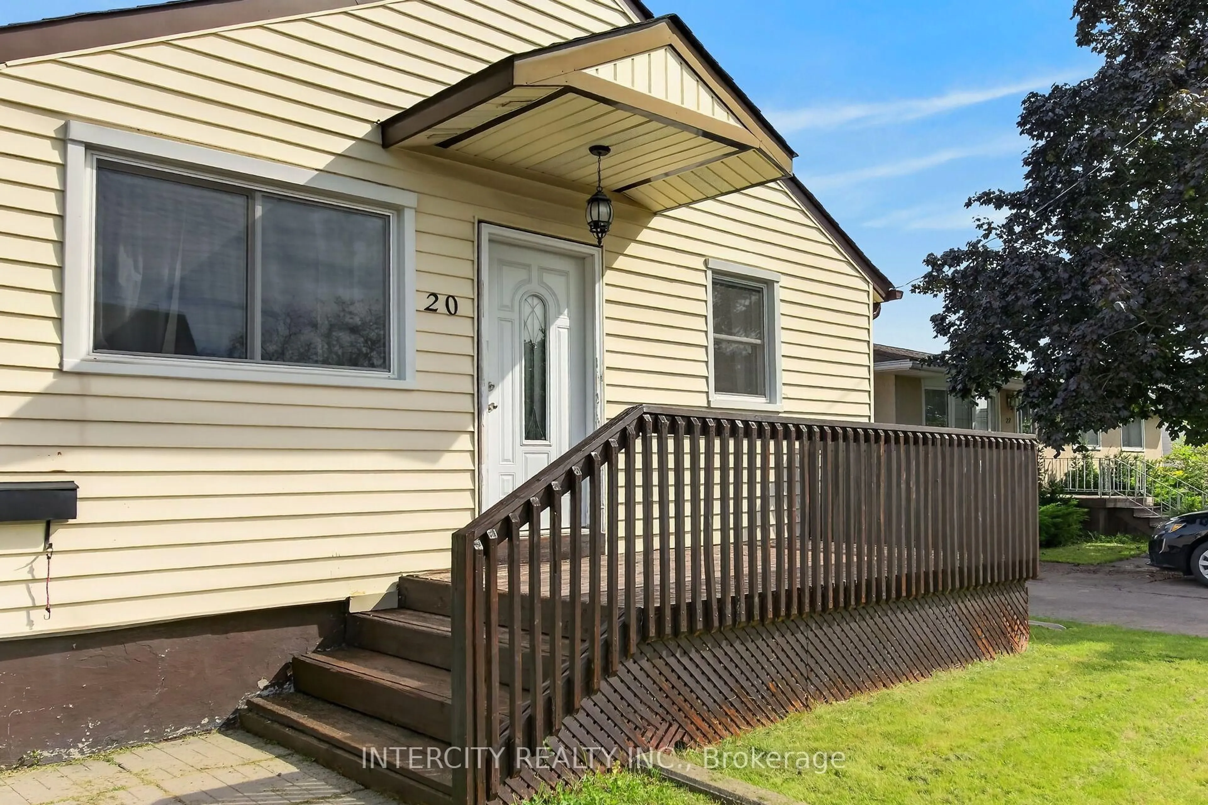 Home with vinyl exterior material, street for 20 Kent St, St. Catharines Ontario L2S 1H2