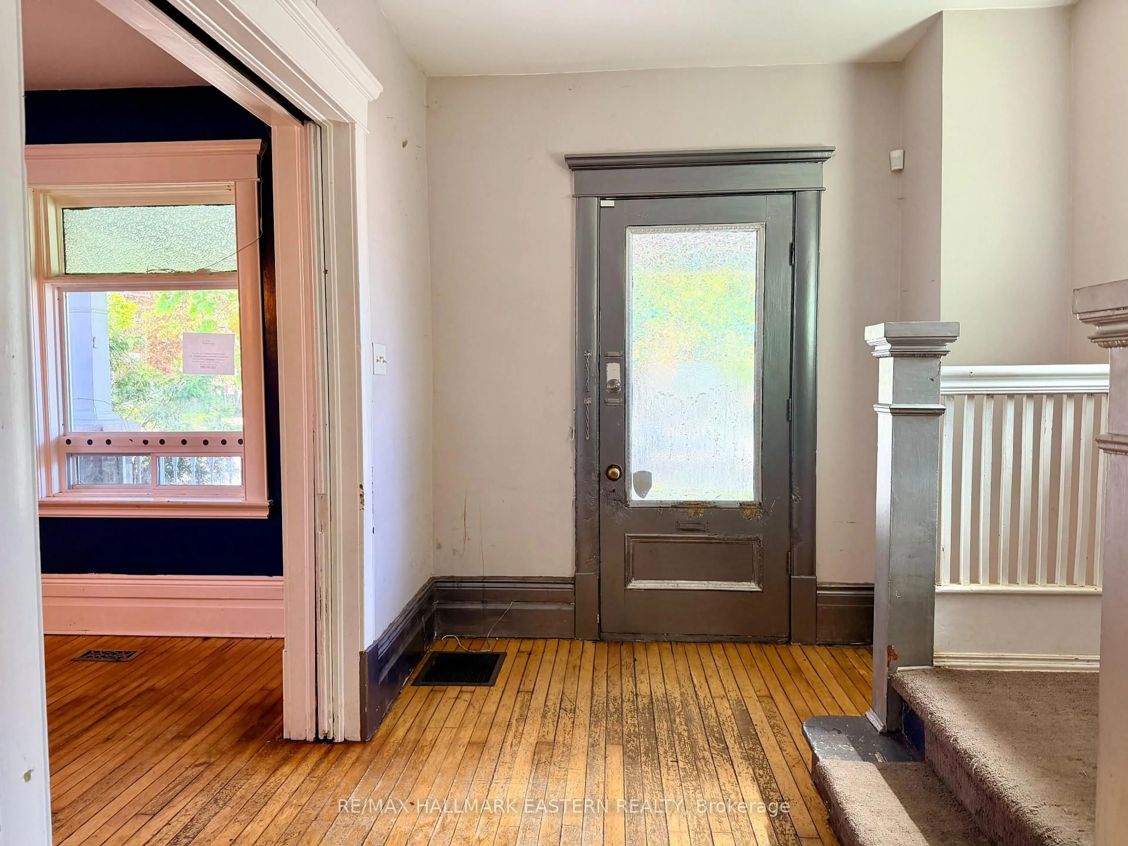 Indoor entryway for 179 Lock St, Peterborough Ontario K9J 2Y8