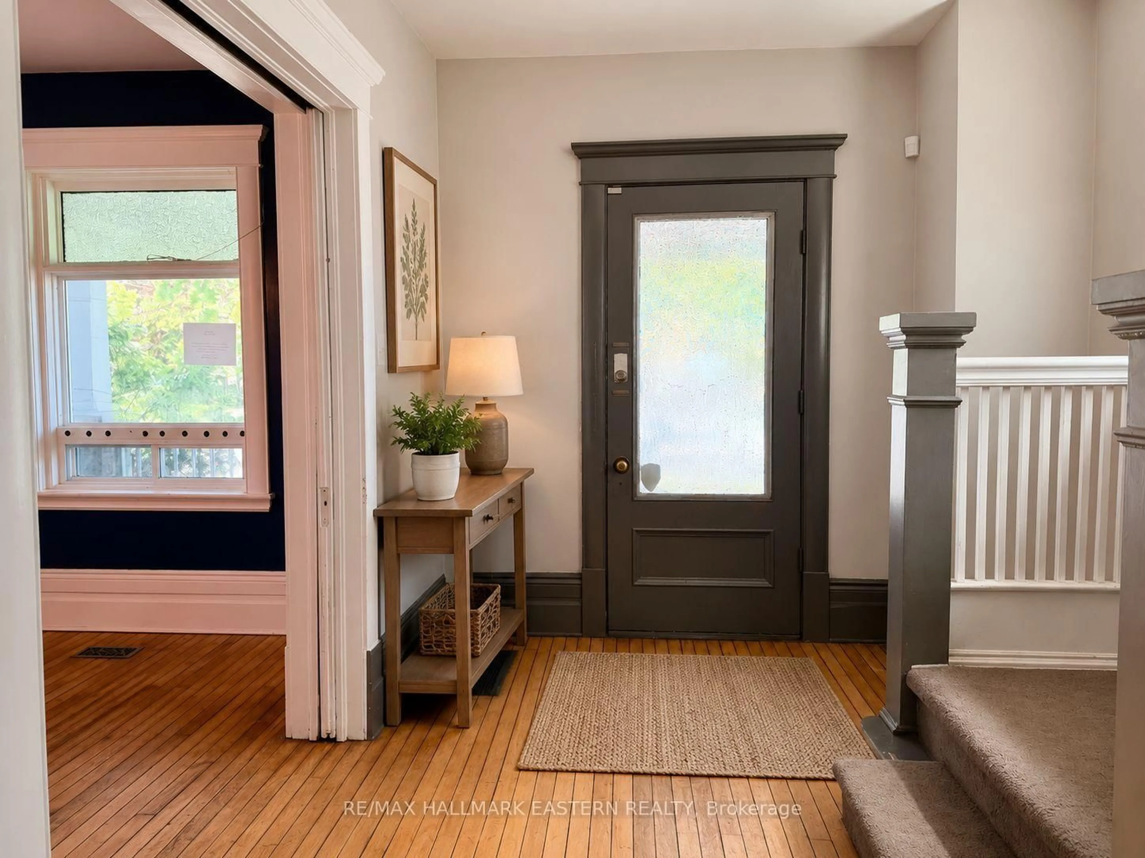 Indoor entryway for 179 Lock St, Peterborough Ontario K9J 2Y8