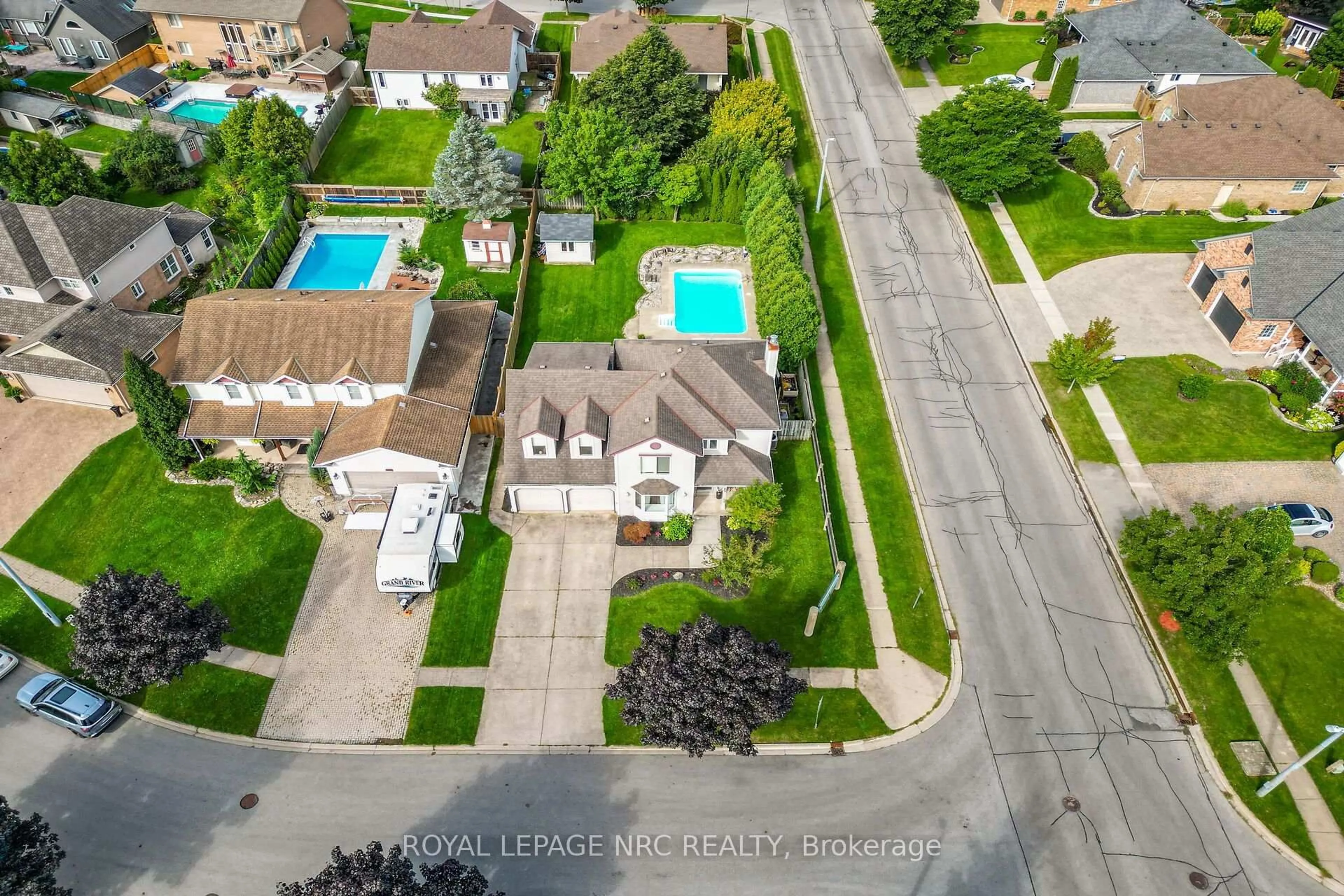 A pic from outside/outdoor area/front of a property/back of a property/a pic from drone, street for 105 Stefanie Cres, Welland Ontario L3C 6X9