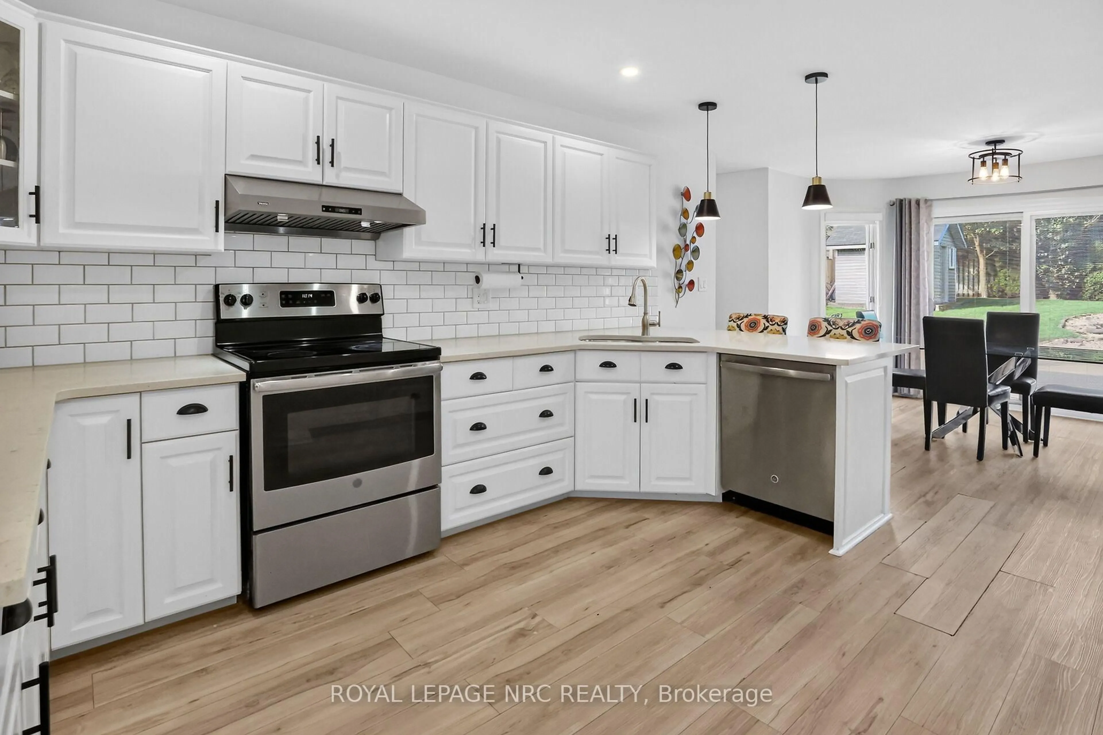Open concept kitchen, ceramic/tile floor for 105 Stefanie Cres, Welland Ontario L3C 6X9