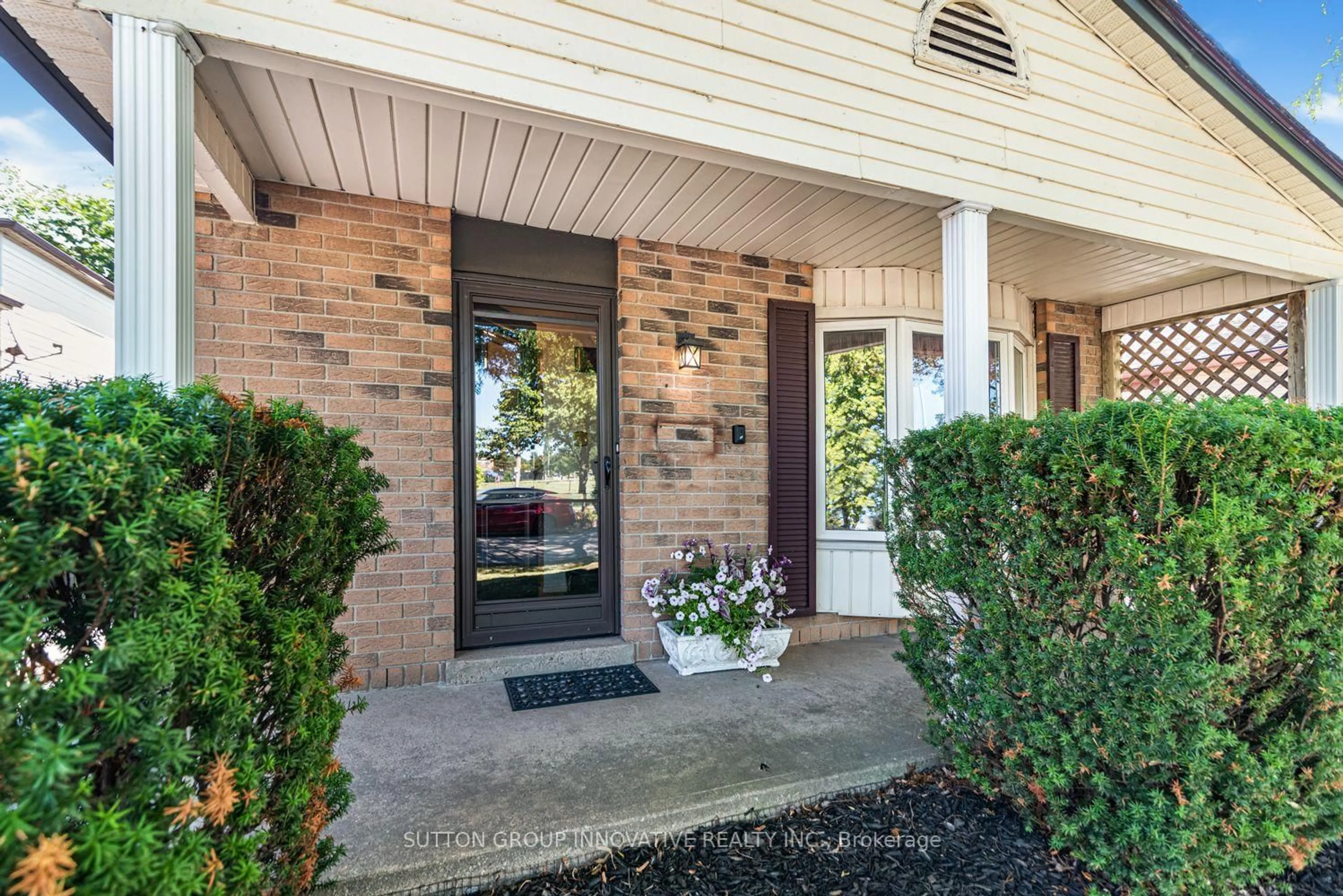 Indoor entryway for 703 Upper Wentworth St, Hamilton Ontario L9A 4V6