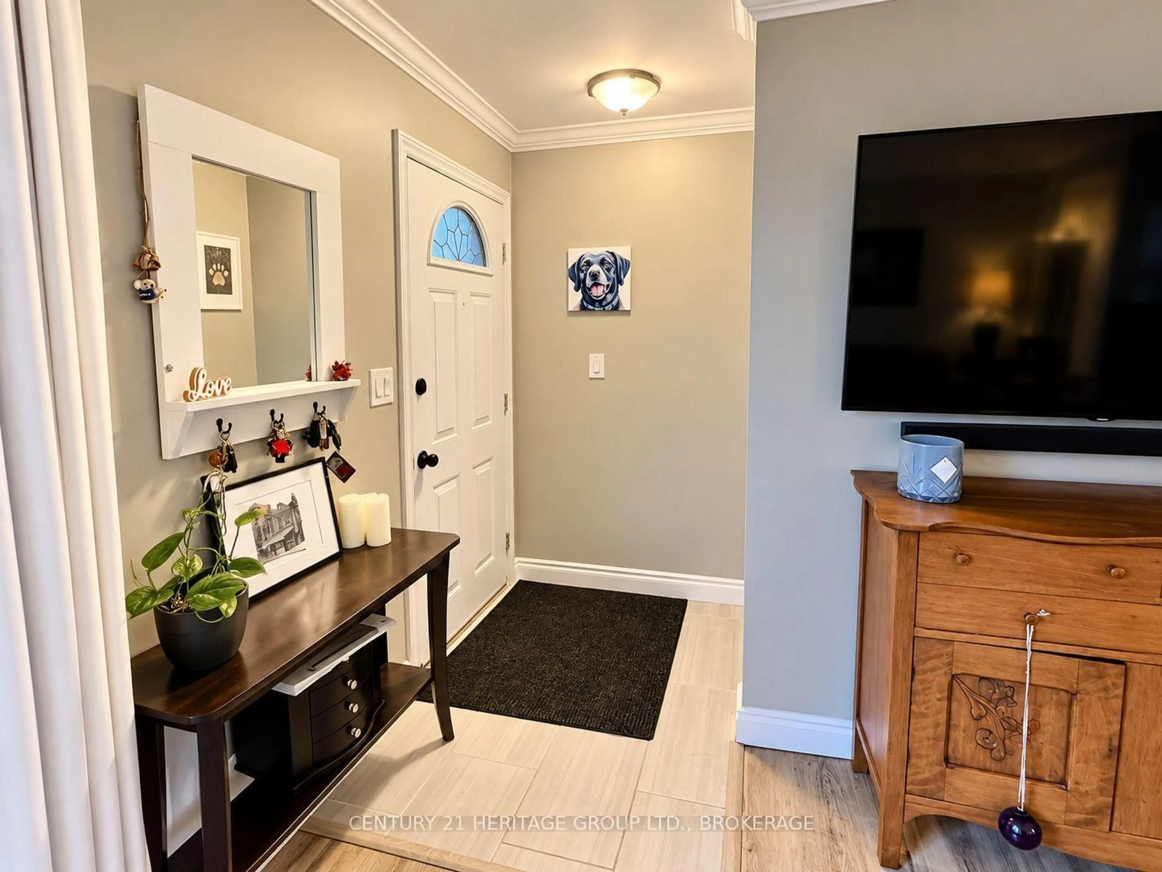 Indoor entryway for 34 Harvard Pl, Loyalist Ontario K7N 1J4