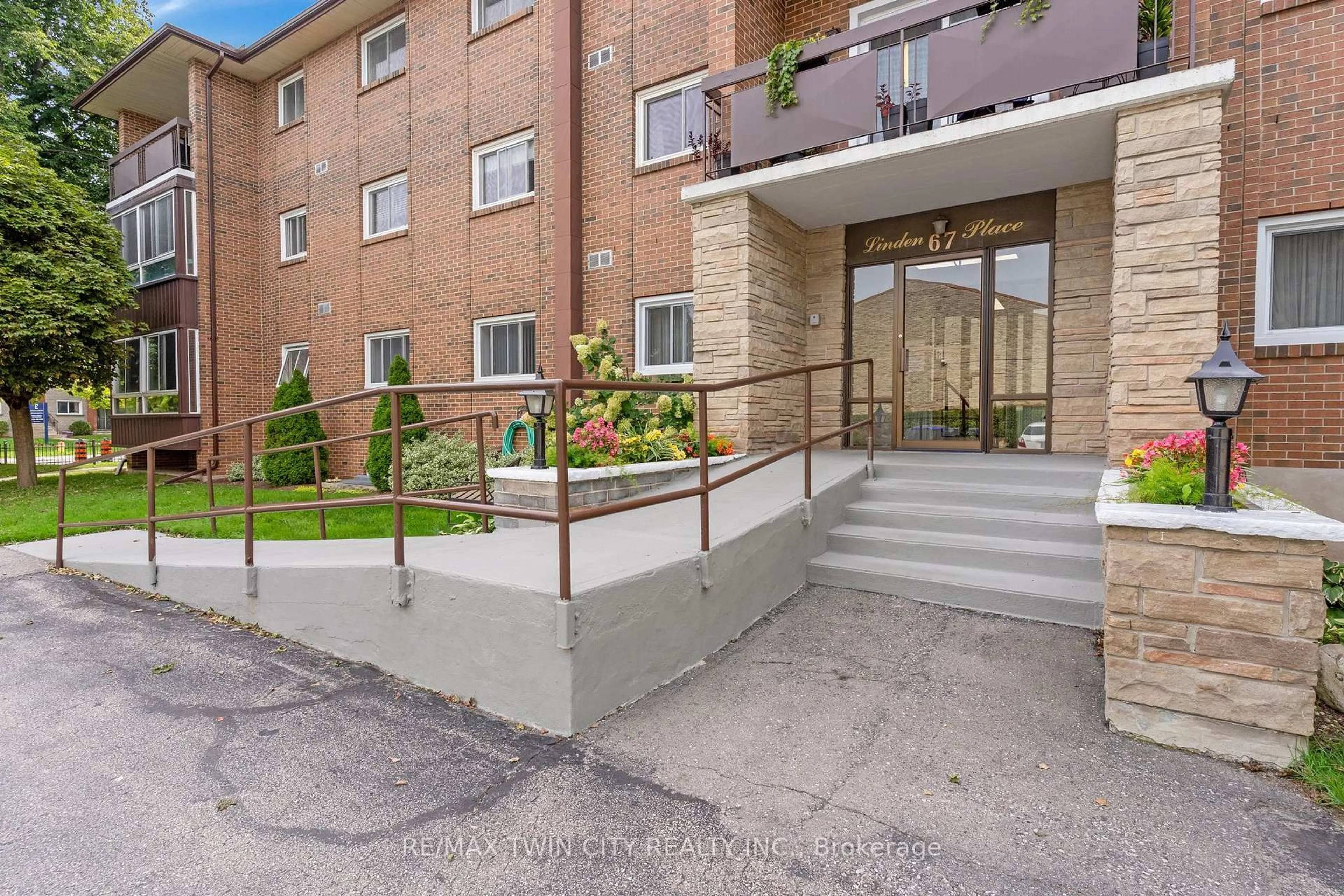 Patio, building for 67 Breckenridge Dr #206, Kitchener Ontario N2B 3R8