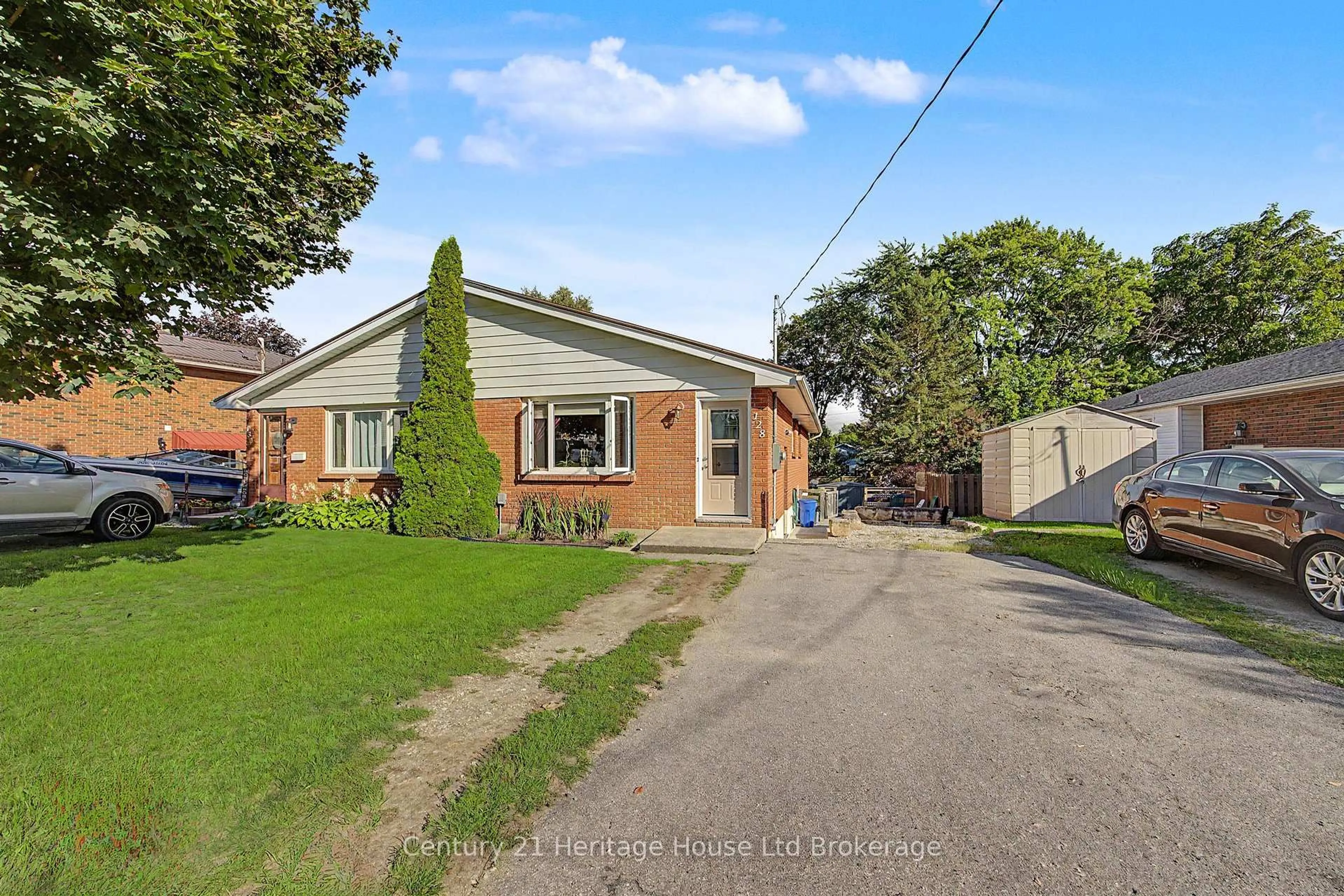 A pic from outside/outdoor area/front of a property/back of a property/a pic from drone, street for 128 King Hiram St, Ingersoll Ontario N5C 1L6