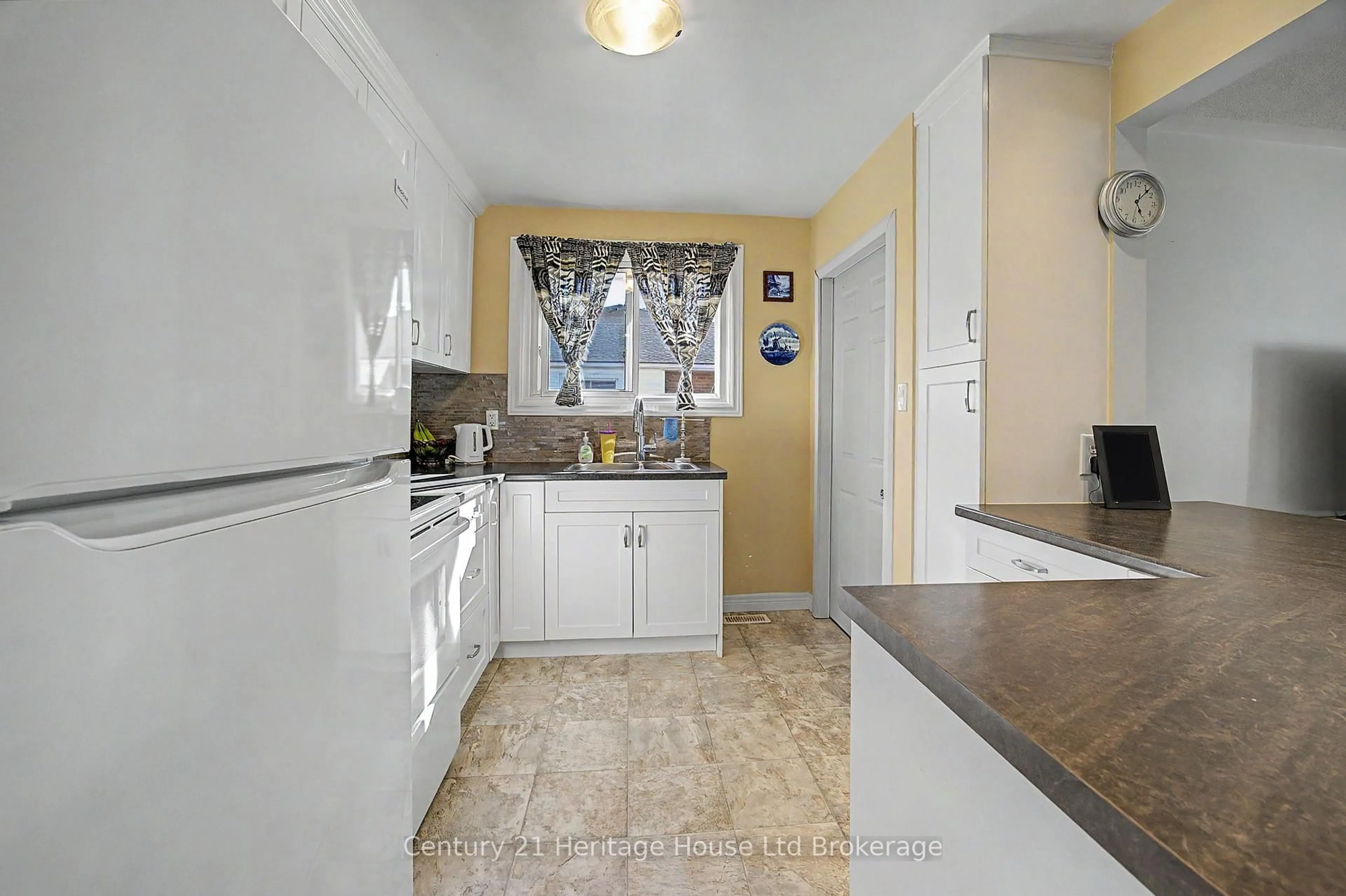 Standard kitchen, ceramic/tile floor for 128 King Hiram St, Ingersoll Ontario N5C 1L6