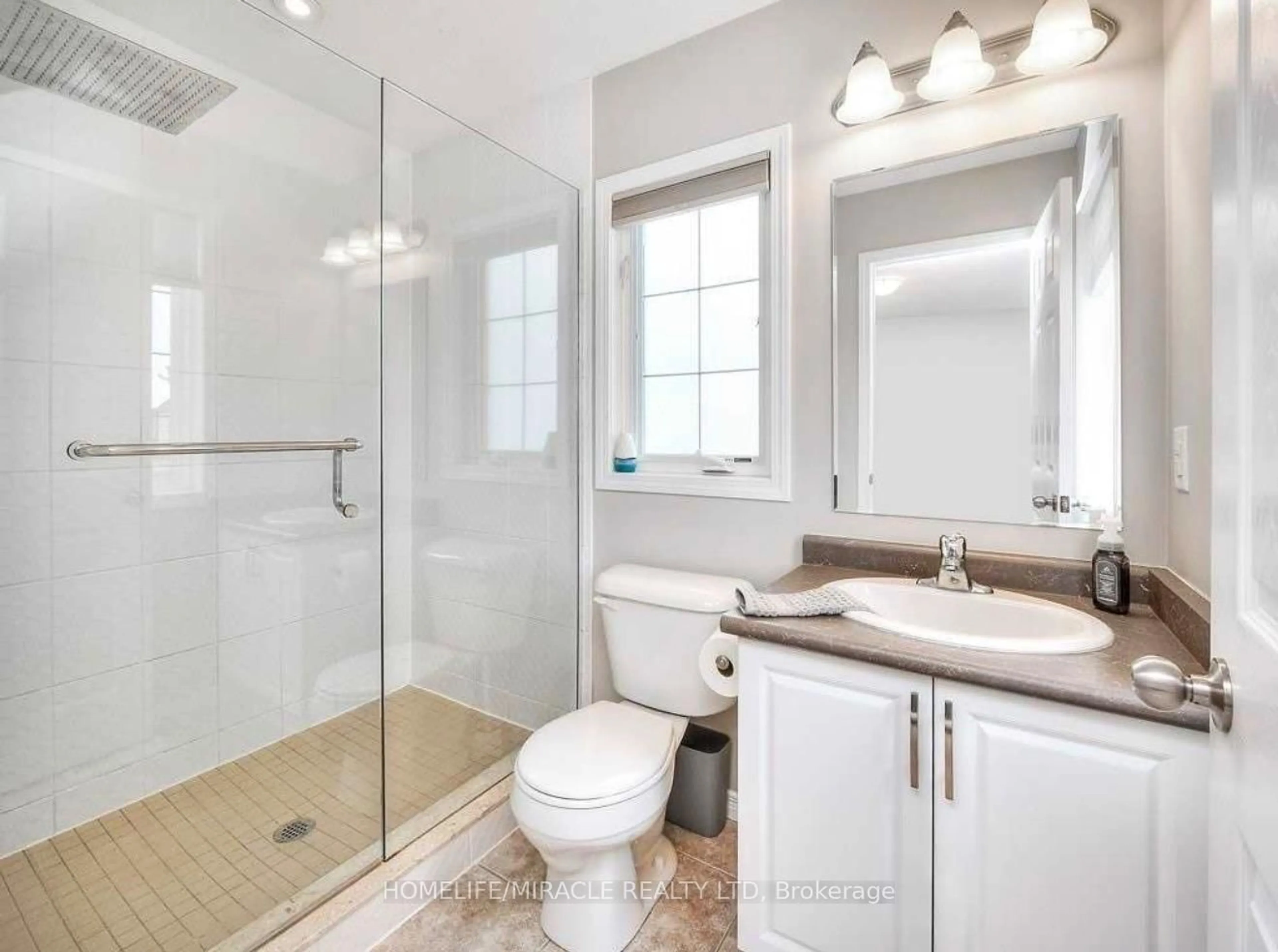 Standard bathroom, ceramic/tile floor for 132 Maitland St, Kitchener Ontario N2R 0C2