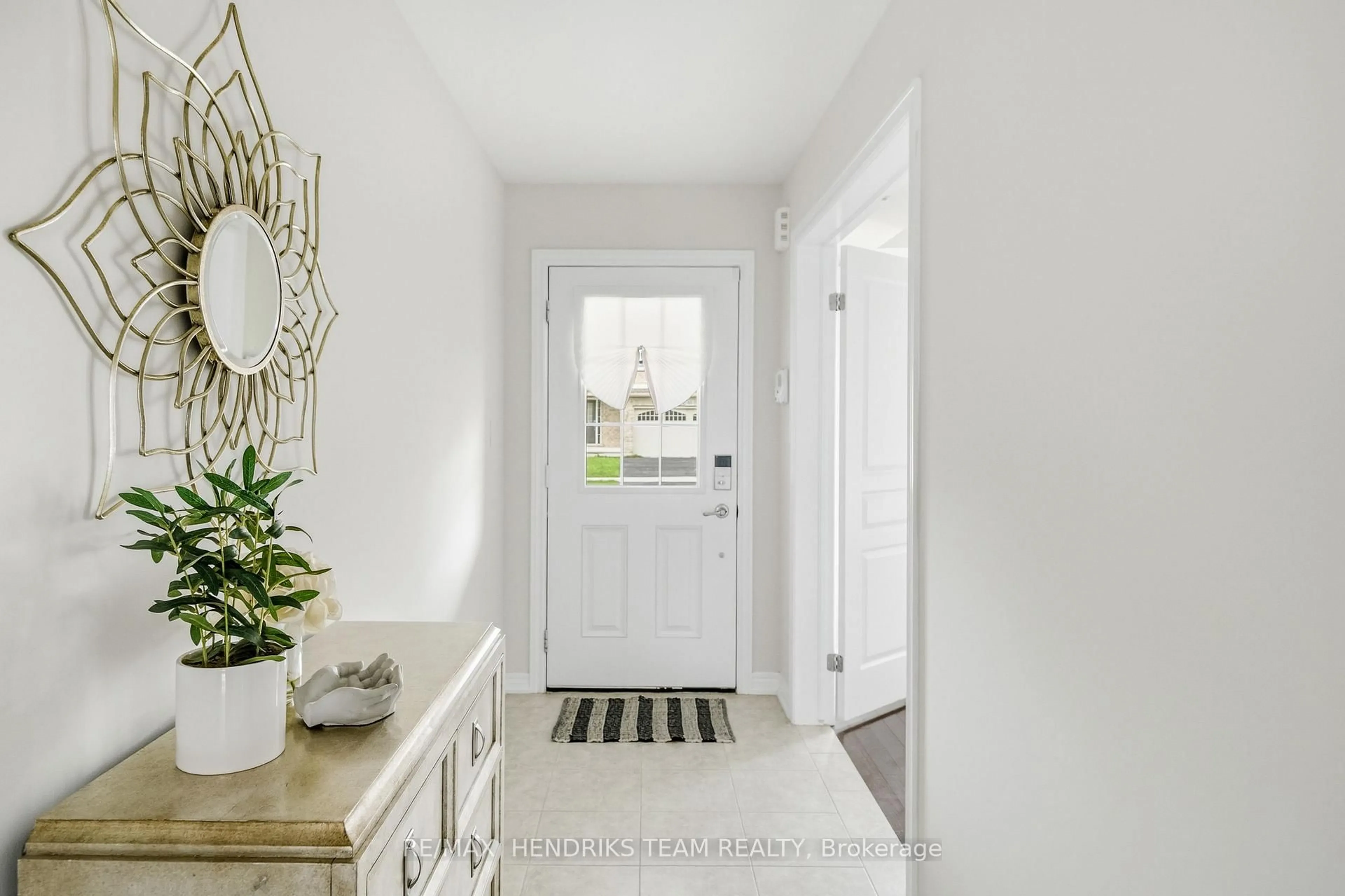 Indoor entryway for 12 Riley Ave, Pelham Ontario L3B 5N5
