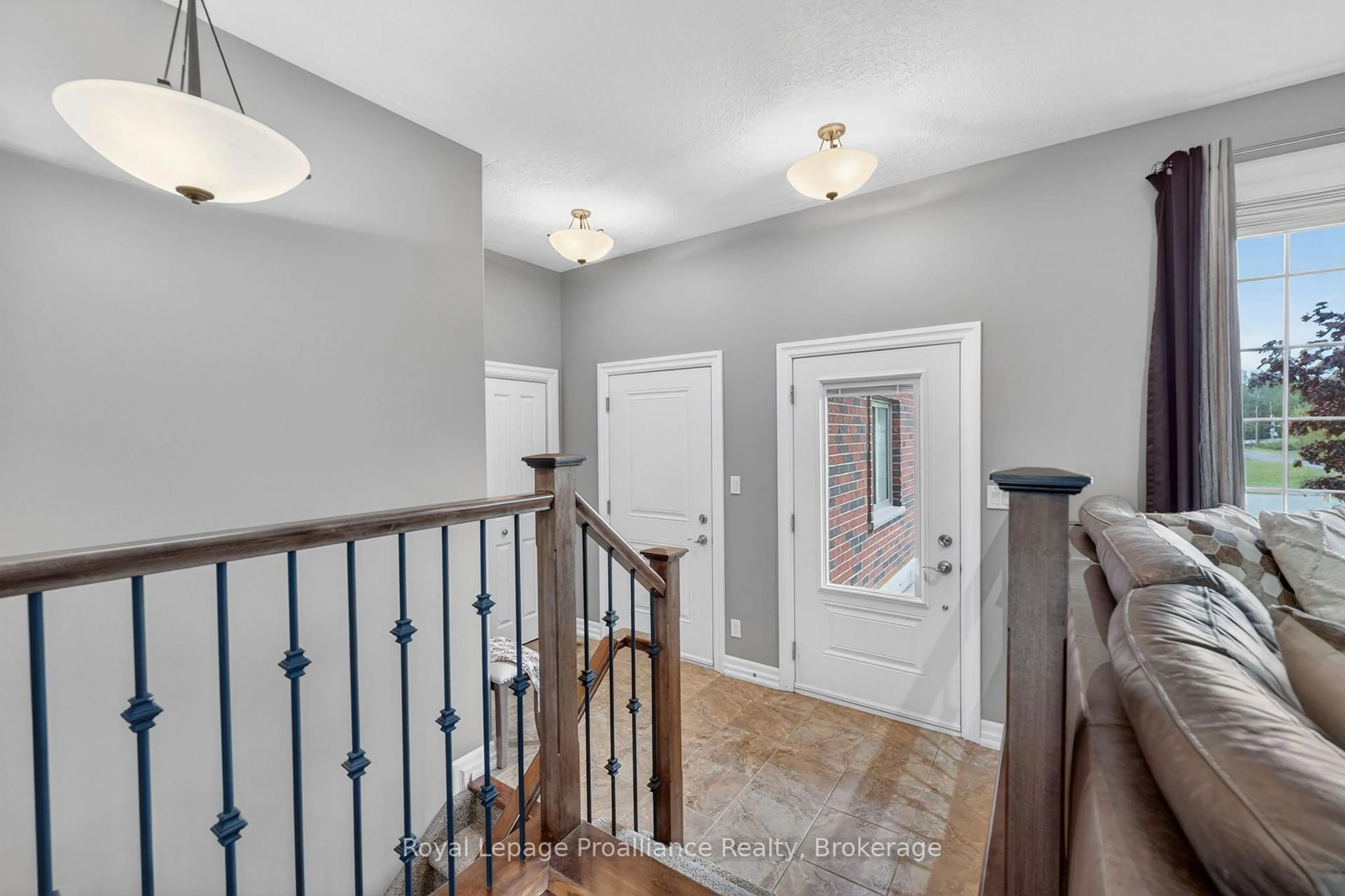 Indoor entryway for 32 Aspen Dr, Quinte West Ontario K8V 0E2