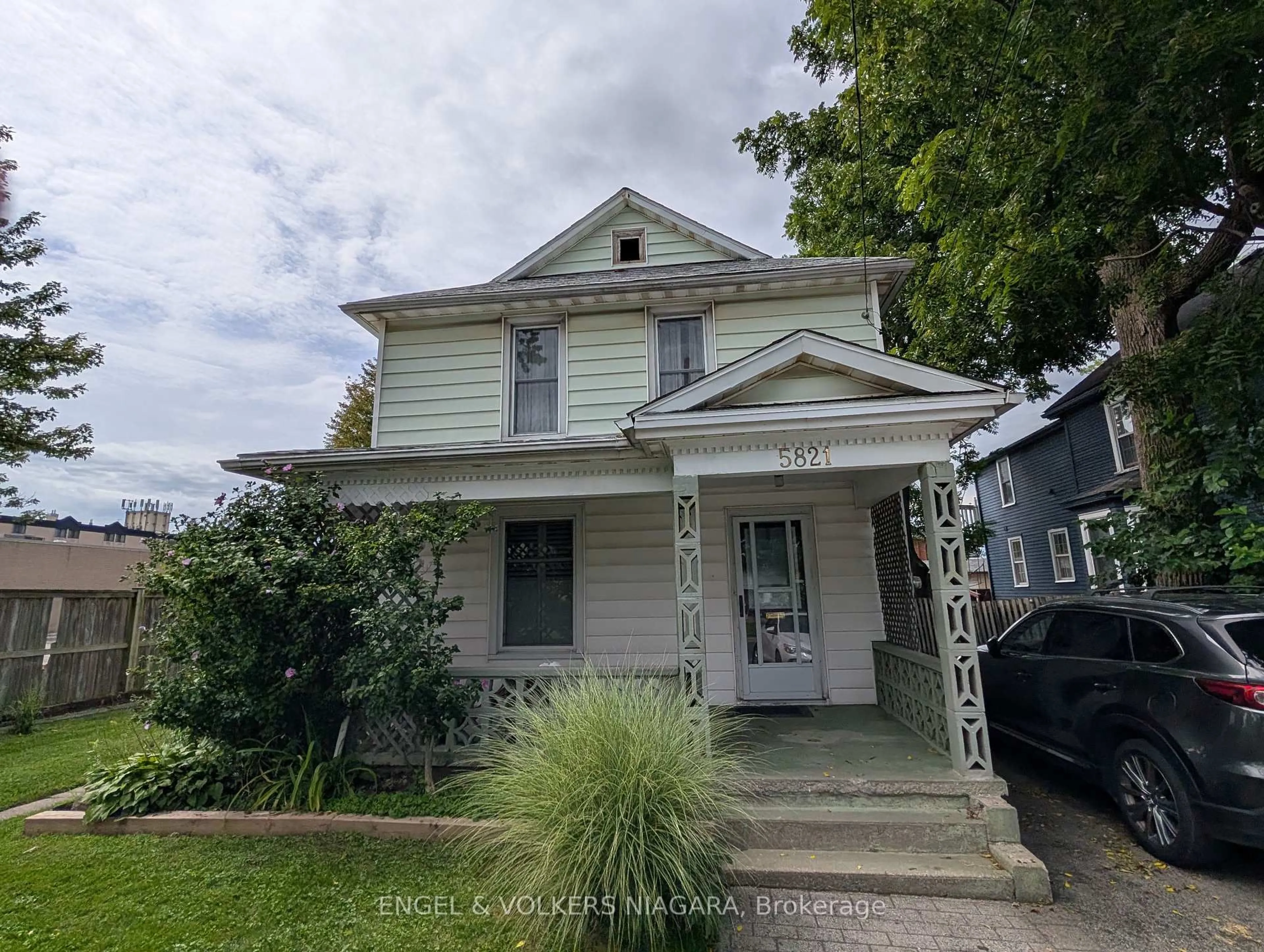 A pic from outside/outdoor area/front of a property/back of a property/a pic from drone, street for 5821 Leonard Ave, Niagara Falls Ontario L2G 4R5