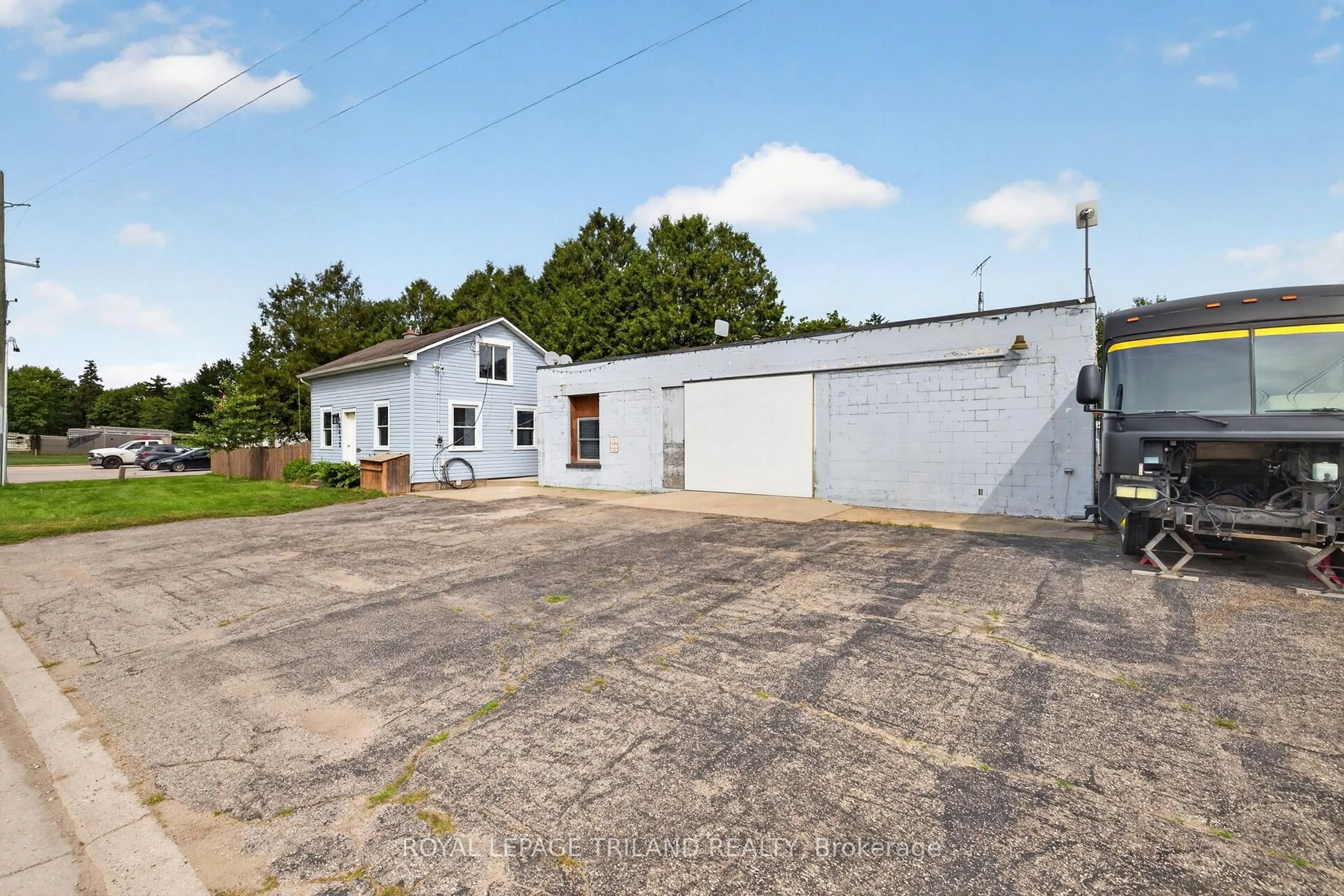 A pic from outside/outdoor area/front of a property/back of a property/a pic from drone, building for 6422 Bradish Rd, London South Ontario N6N 1N6