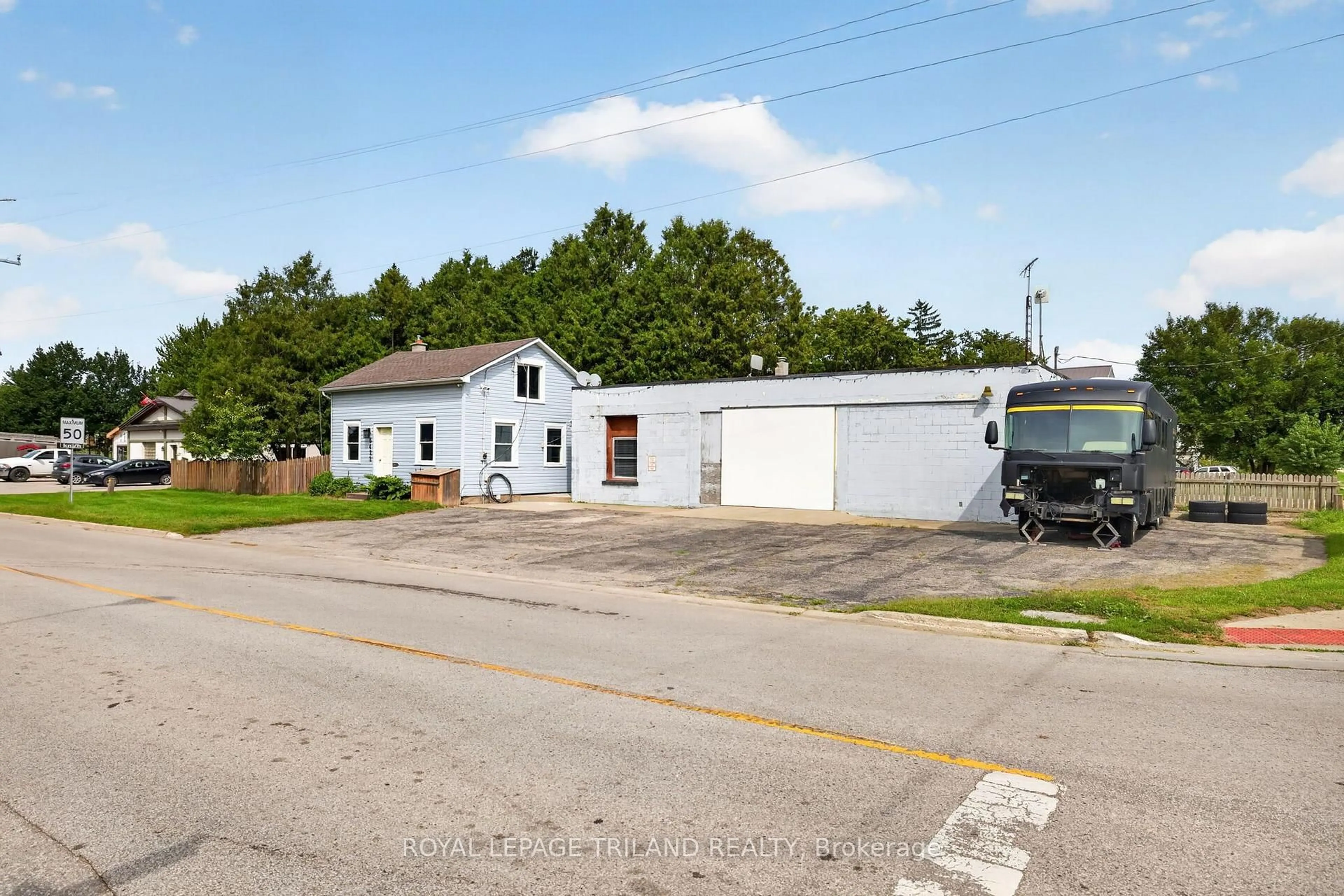 A pic from outside/outdoor area/front of a property/back of a property/a pic from drone, building for 6422 Bradish Rd, London South Ontario N6N 1N6