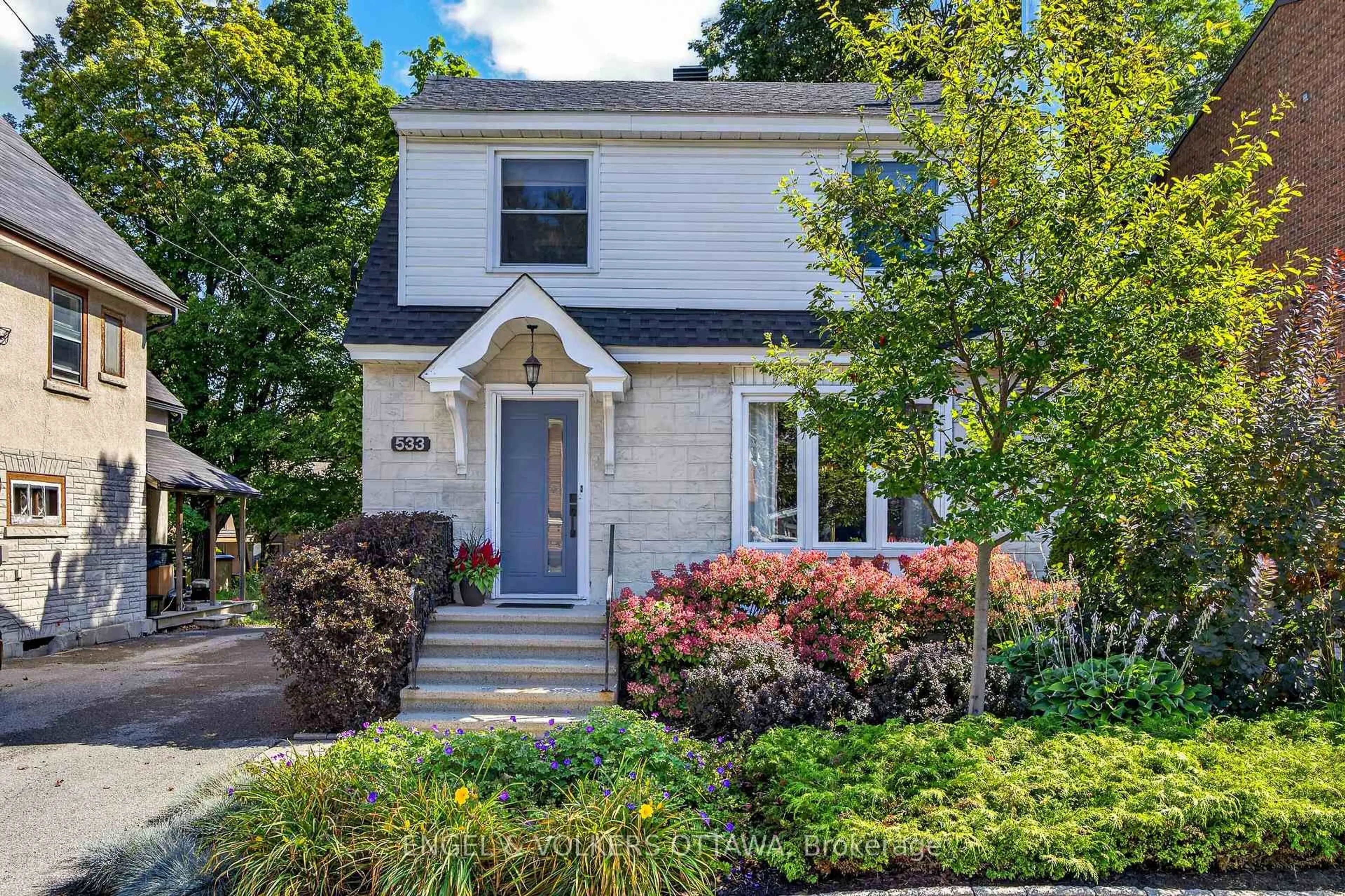 Home with vinyl exterior material, street for 533 Hilson Ave, Ottawa Ontario K1Z 6C9