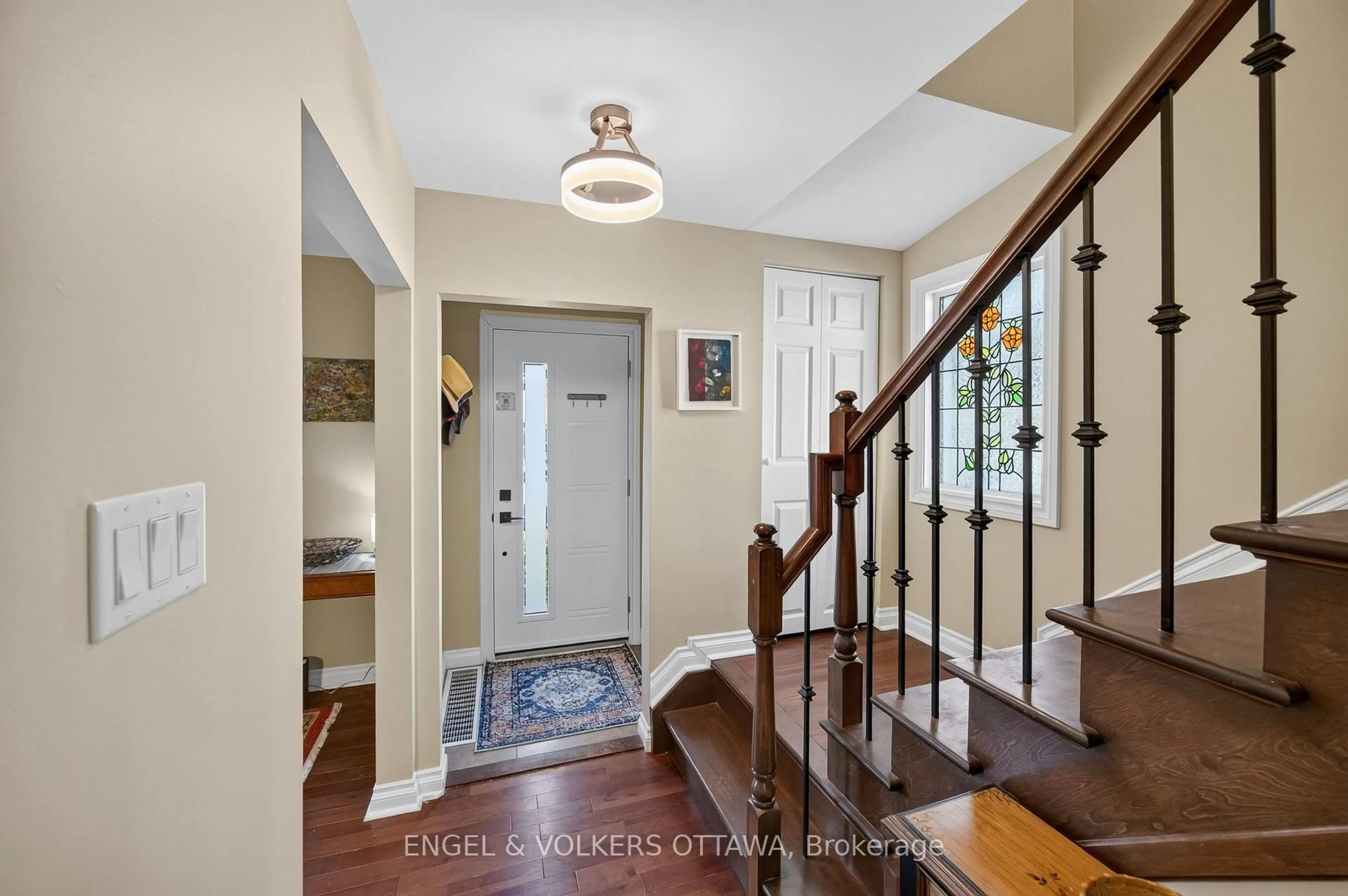 Indoor entryway for 533 Hilson Ave, Ottawa Ontario K1Z 6C9