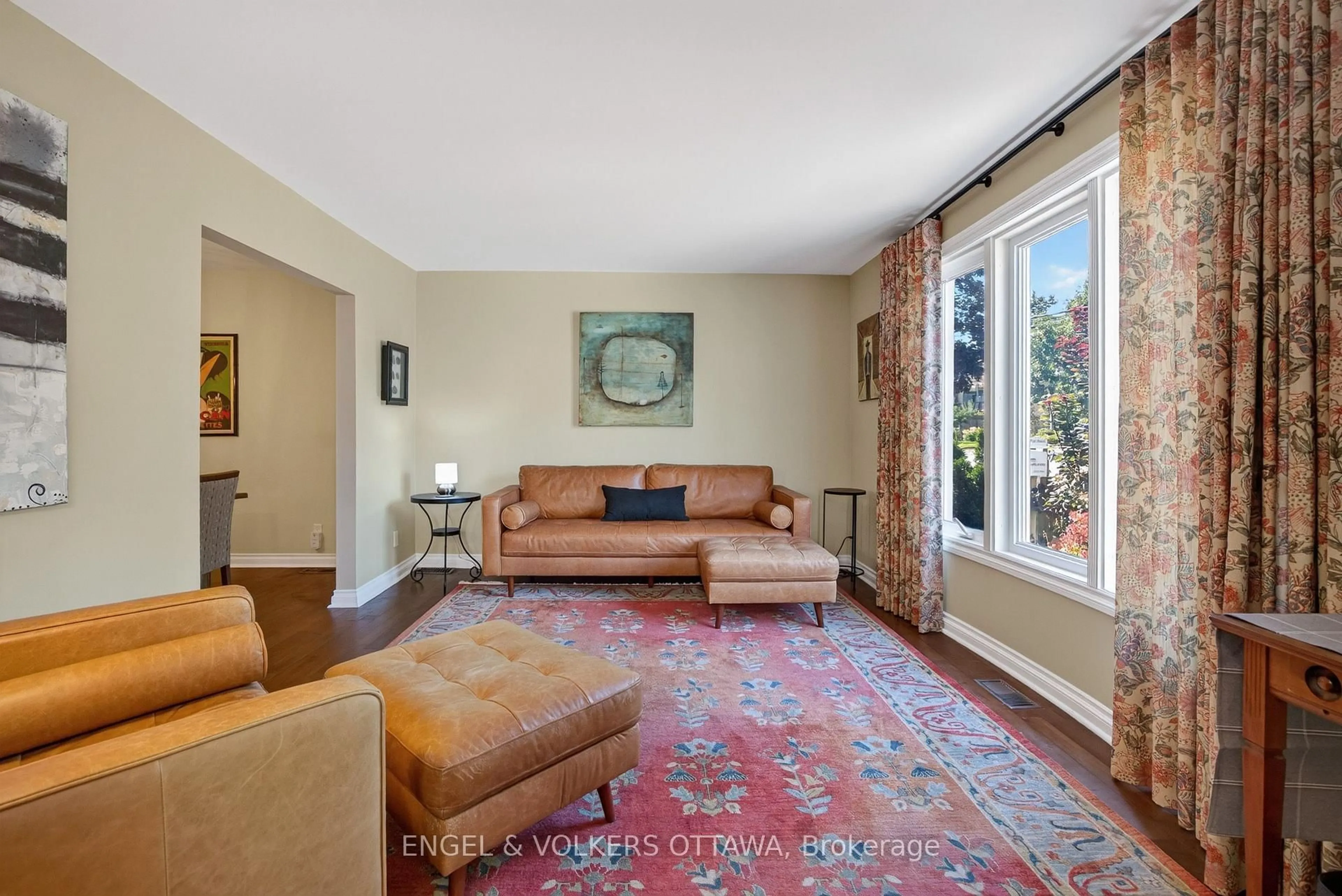 Living room with furniture, unknown for 533 Hilson Ave, Ottawa Ontario K1Z 6C9