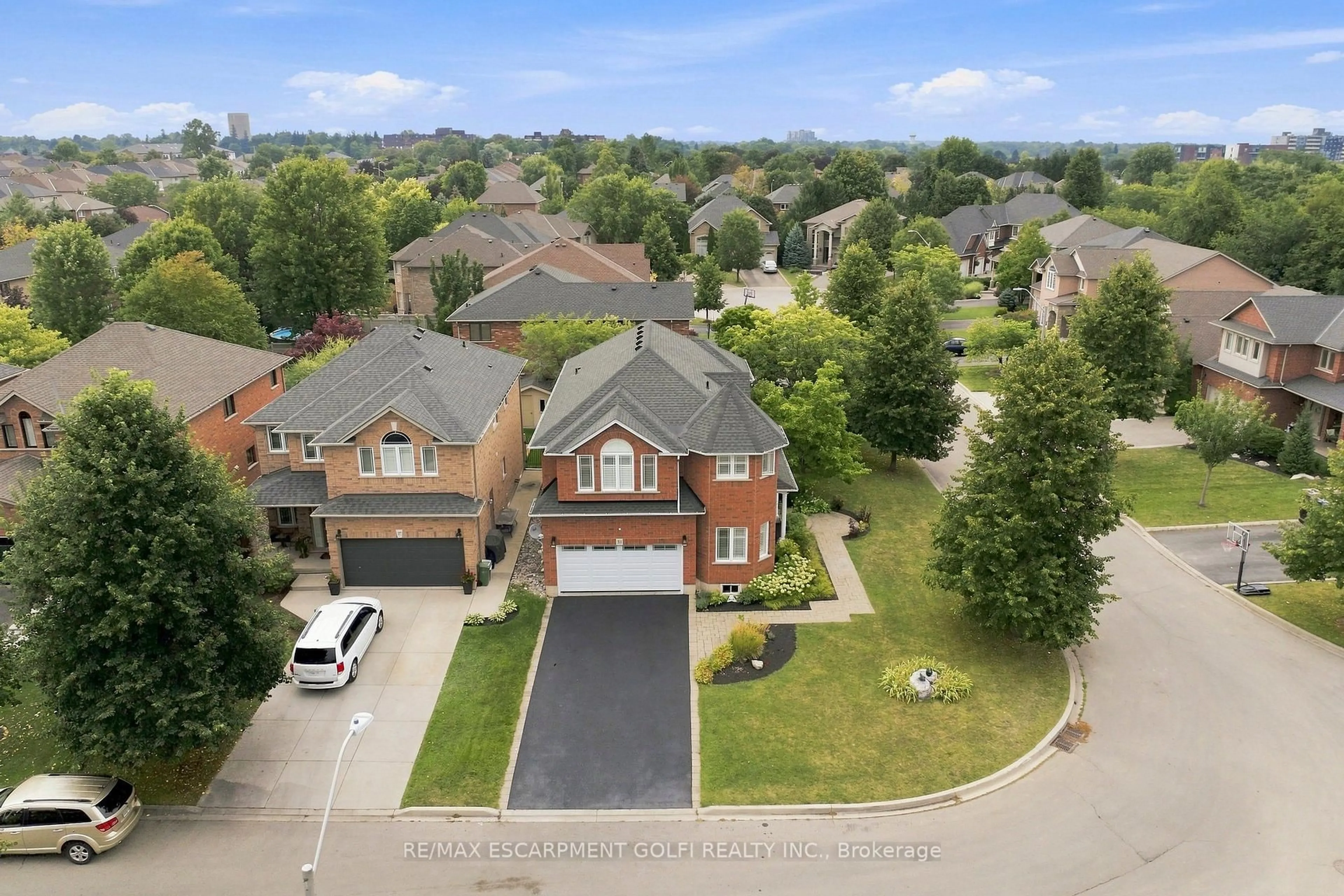 A pic from outside/outdoor area/front of a property/back of a property/a pic from drone, street for 31 COMMANDO Crt, Hamilton Ontario L8B 0J6