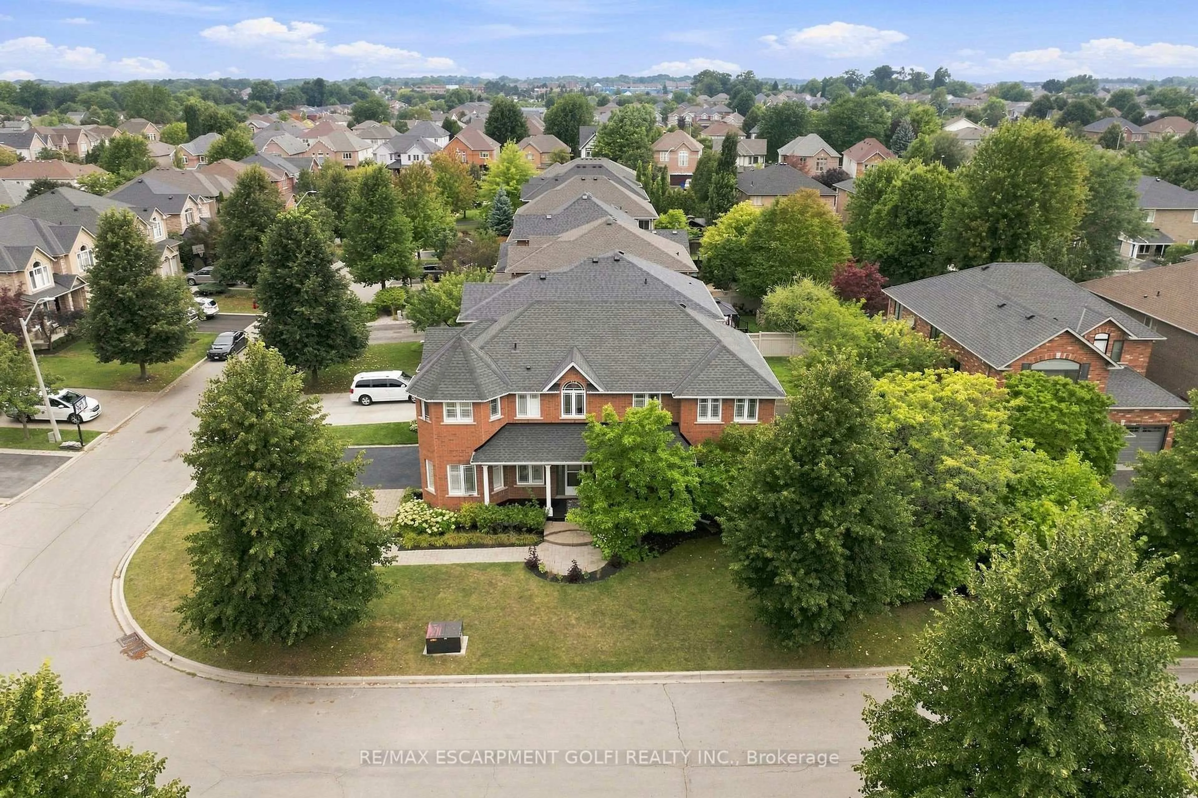 A pic from outside/outdoor area/front of a property/back of a property/a pic from drone, unknown for 31 COMMANDO Crt, Hamilton Ontario L8B 0J6