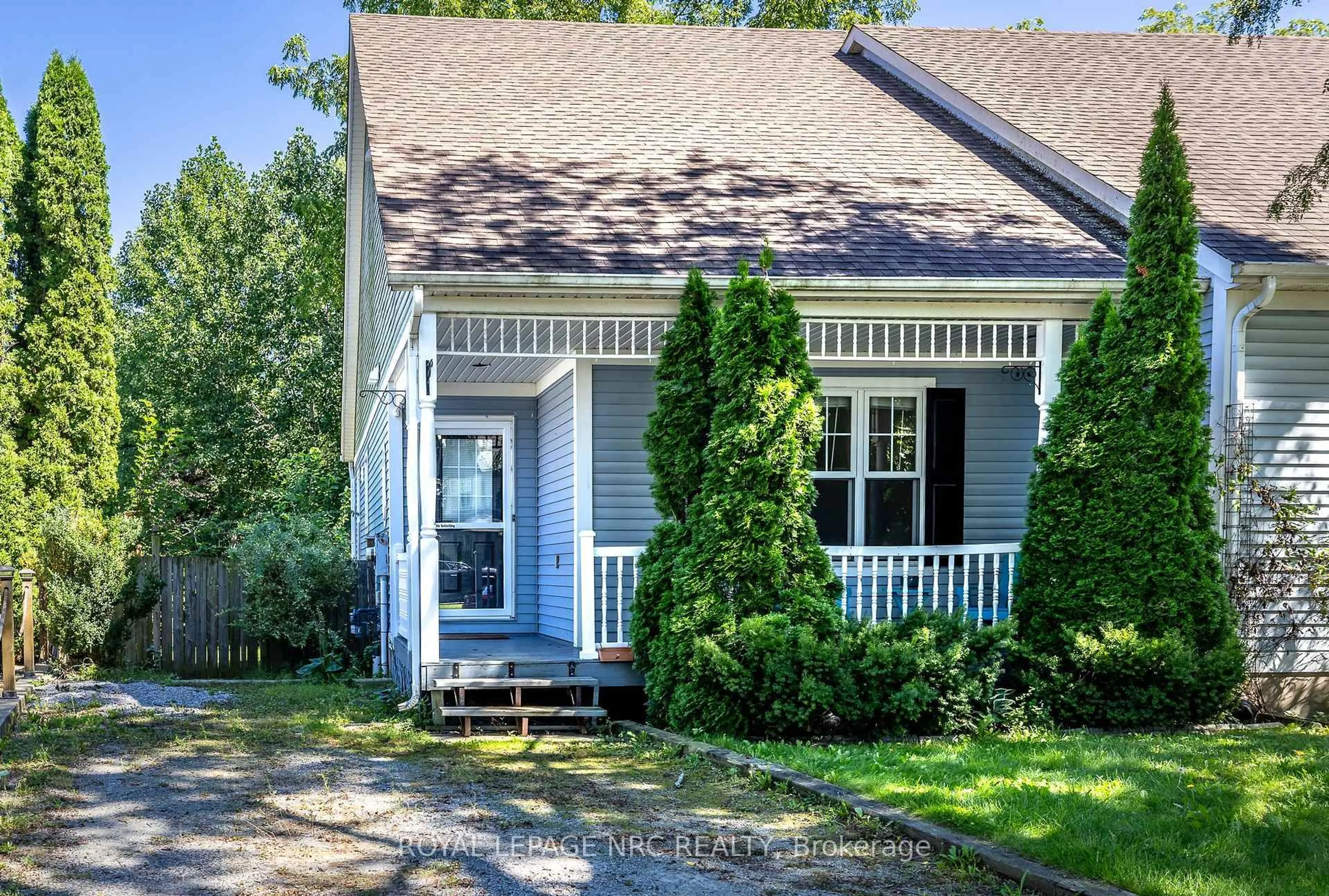 Home with vinyl exterior material, street for 11 WILLVER Dr, St. Catharines Ontario L2M 7Y1