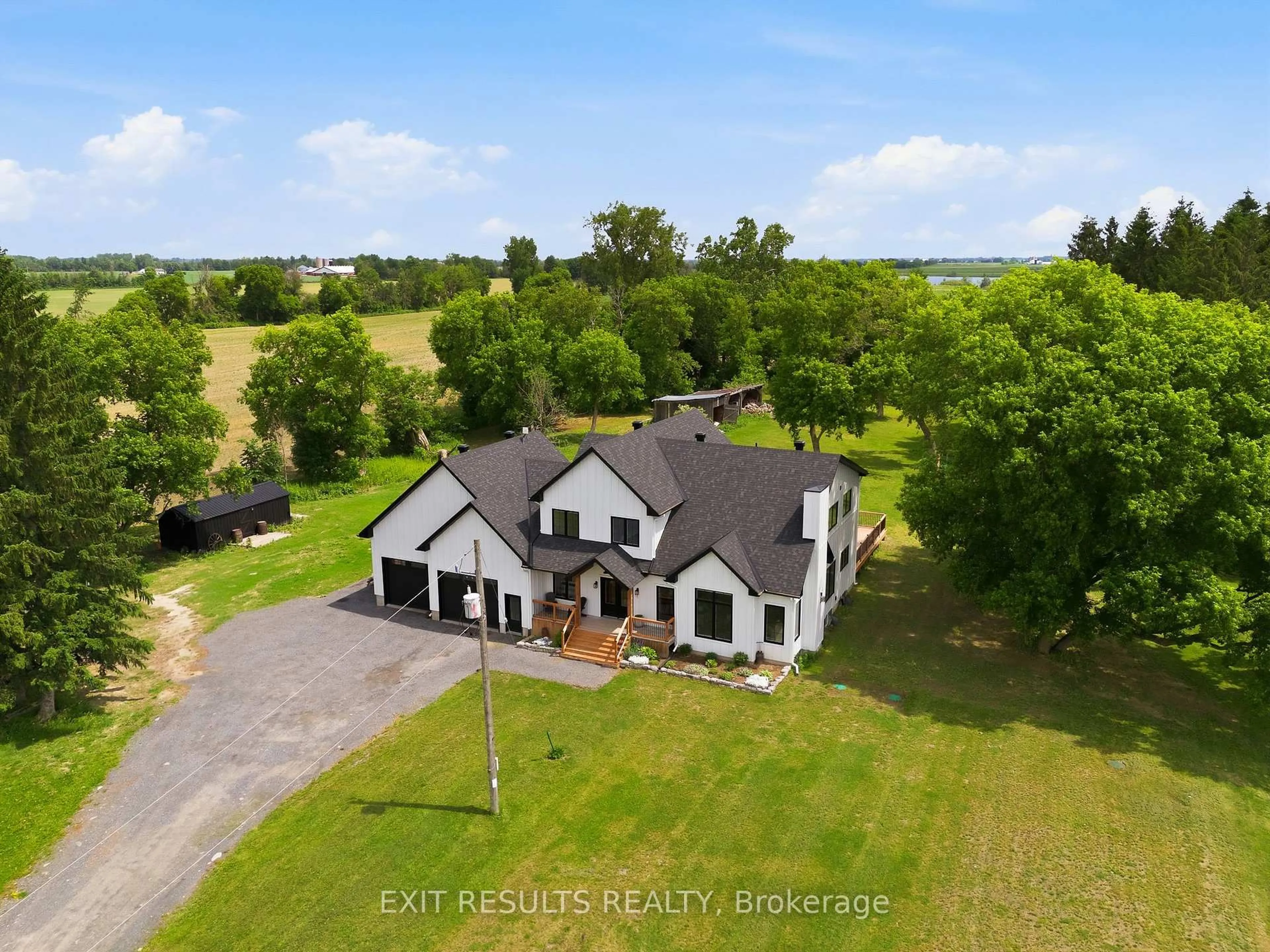 A pic from outside/outdoor area/front of a property/back of a property/a pic from drone, building for 2083 Groves Rd, Russell Ontario K4R 1E5