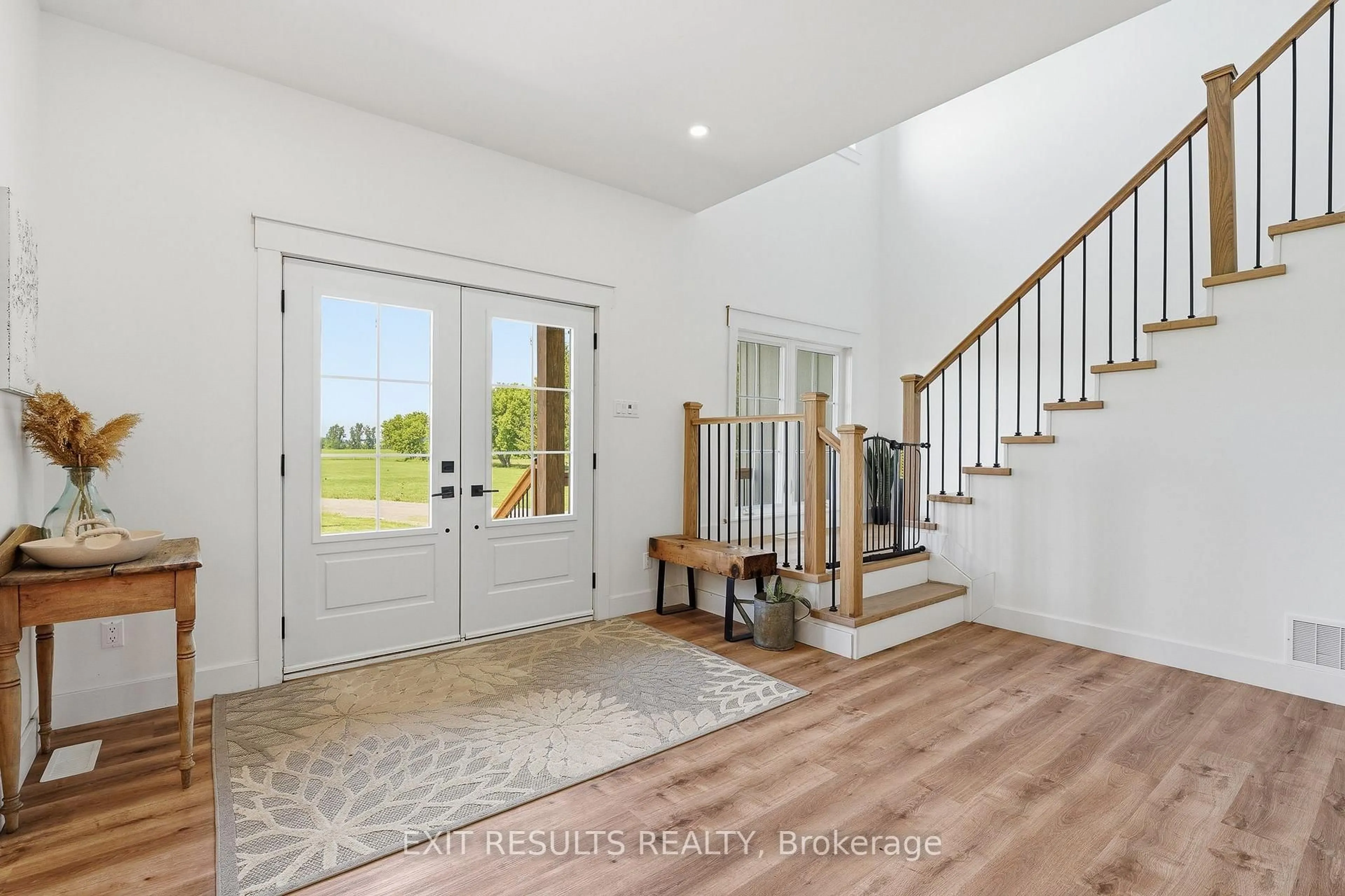 Indoor entryway for 2083 Groves Rd, Russell Ontario K4R 1E5