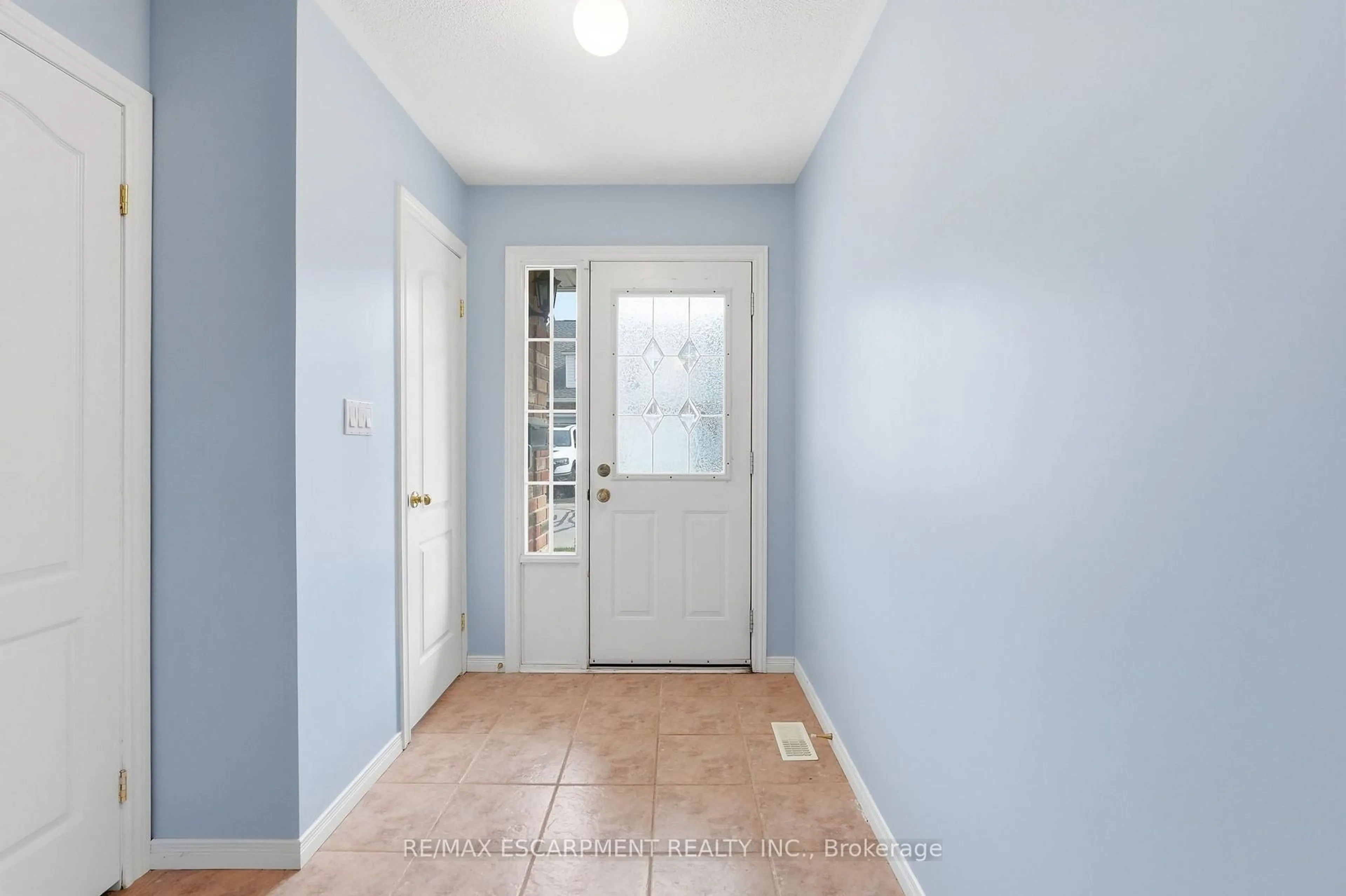 Indoor entryway for 222 FELLOWES Cres #2, Hamilton Ontario L8B 0R1